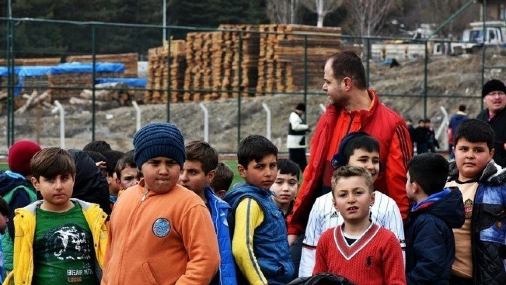 Tosya'da 300 öğrenci futbol seçmelerine katıldı
