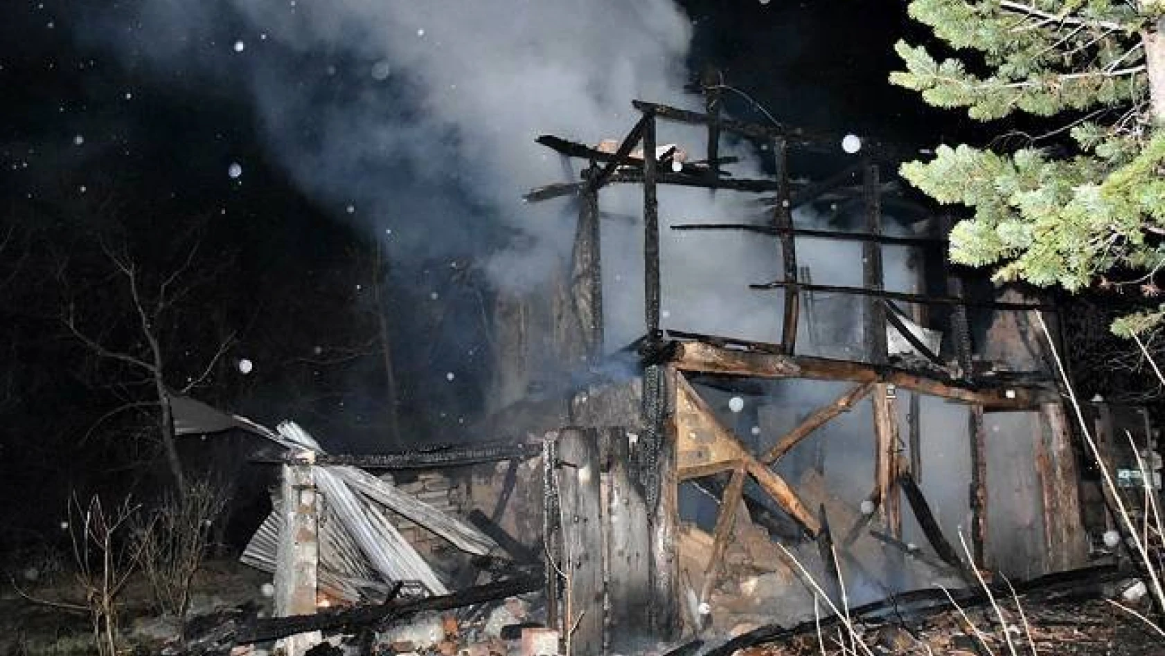 İki katlı bağ evi tamamen yandı