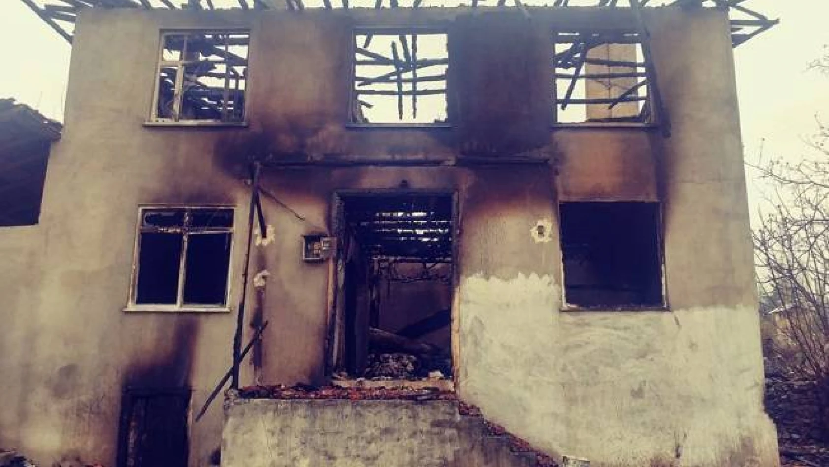 Tosya'da iki katlı ev tamamen yandı