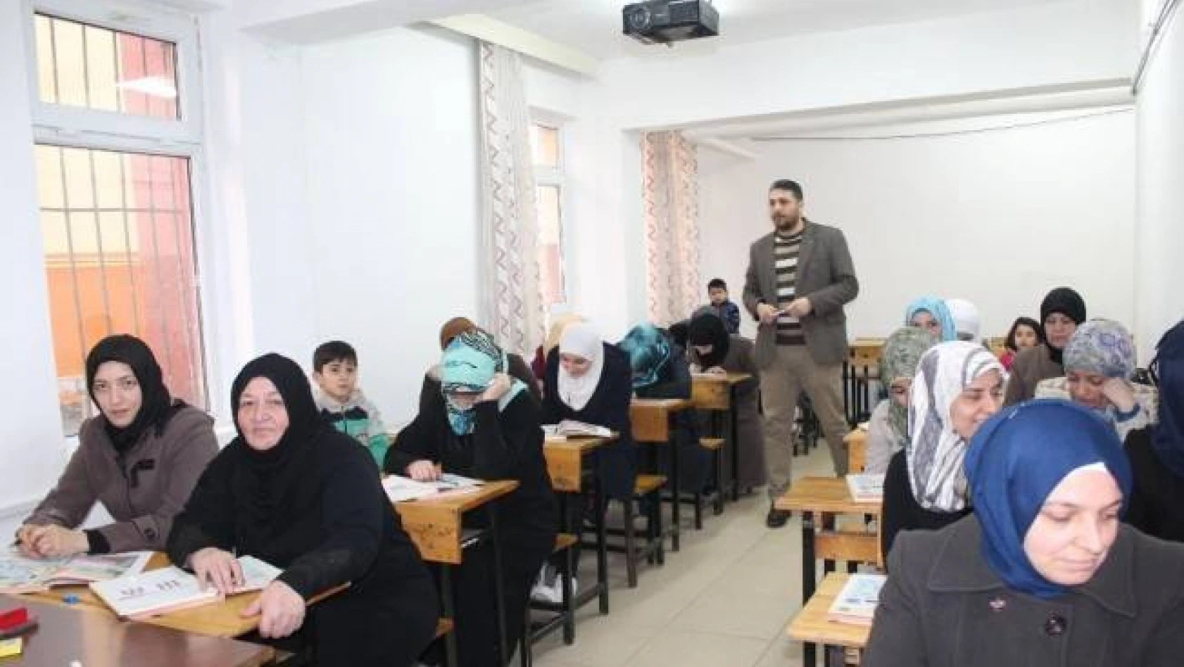 Tosya'da Suriyeliler için Türkçe Dil Kursu açıldı