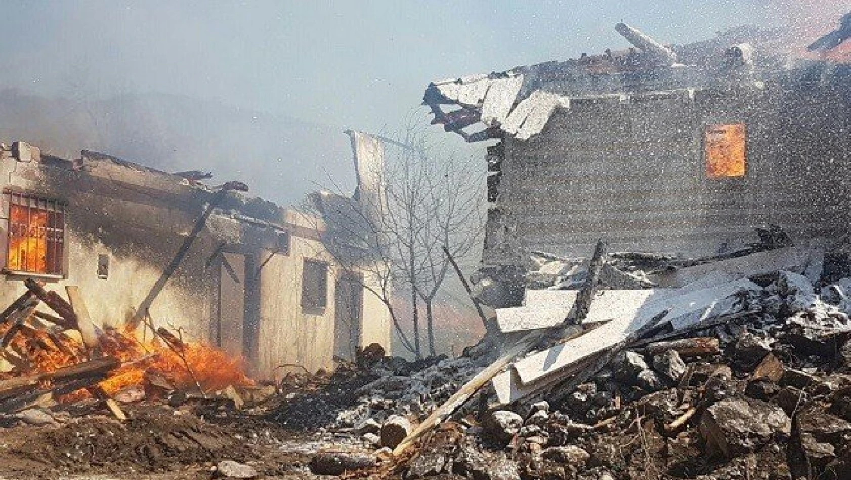 Bu köyde 27 ev birden yandı!