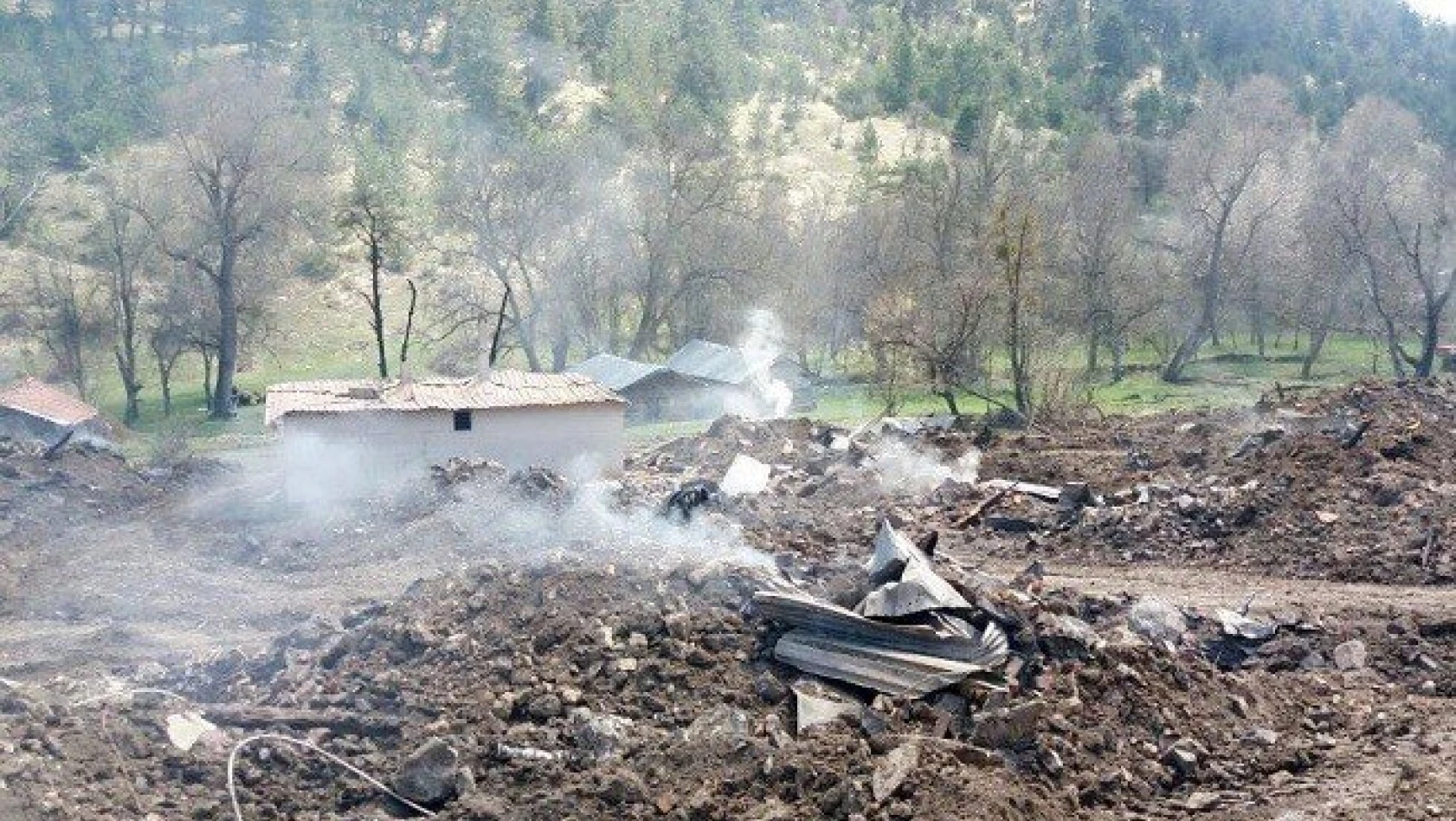 Çorum'da köy yangını: 45 ev alevlere teslim oldu 