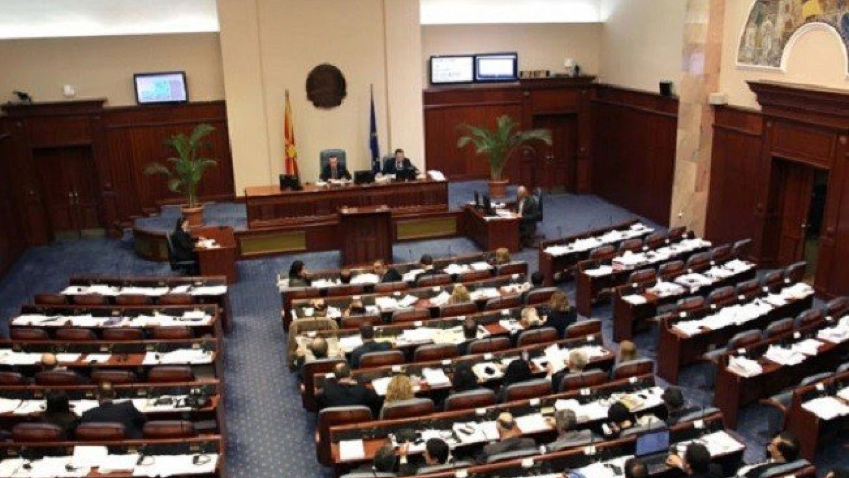 Makedonya'da meclis karıştı! Milletvekilleri rehin alındı!