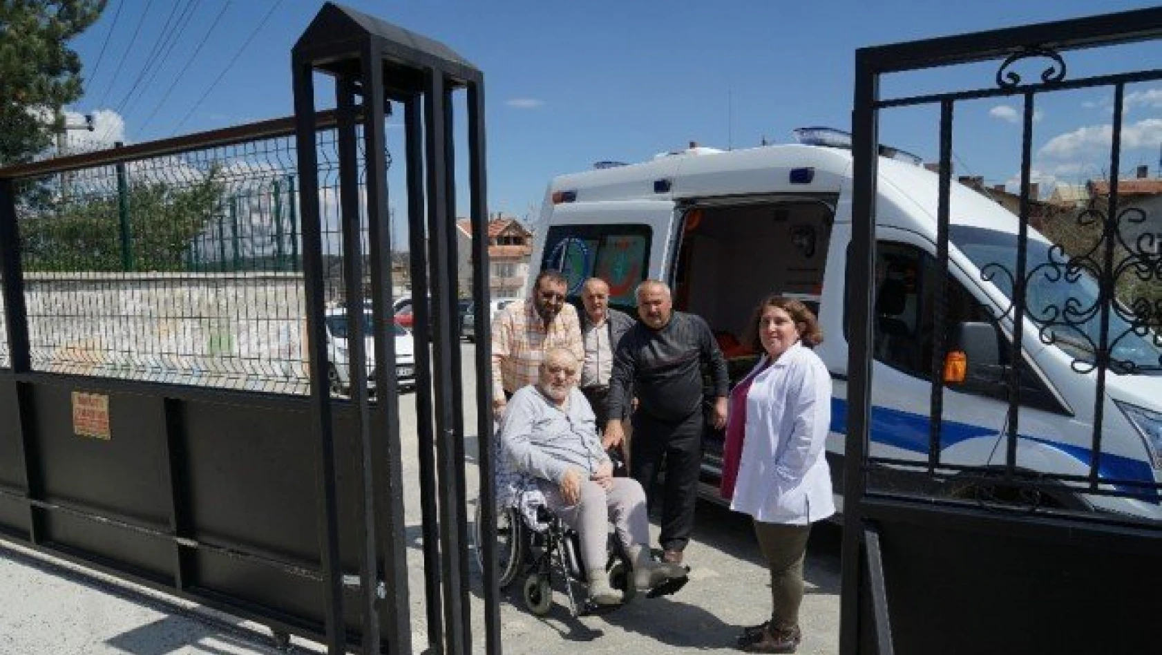 Yürüme engelli vatandaş, ambulansla oy kullanmaya getirildi