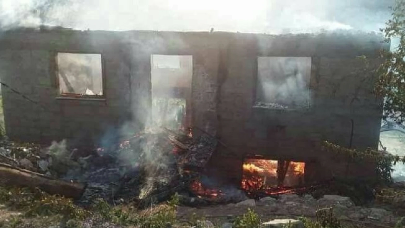 Kastamonu'da yangında bir ev kullanılamaz hale geldi
