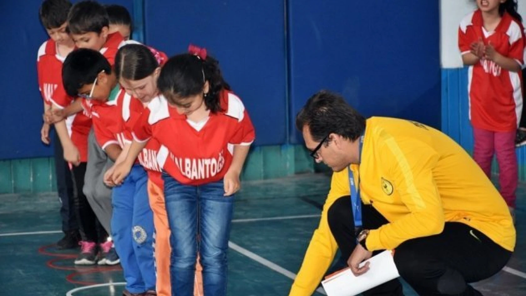 Tosya'da ilkokullar arası fiziksel etkinlik oyunları yarışması yapıldı