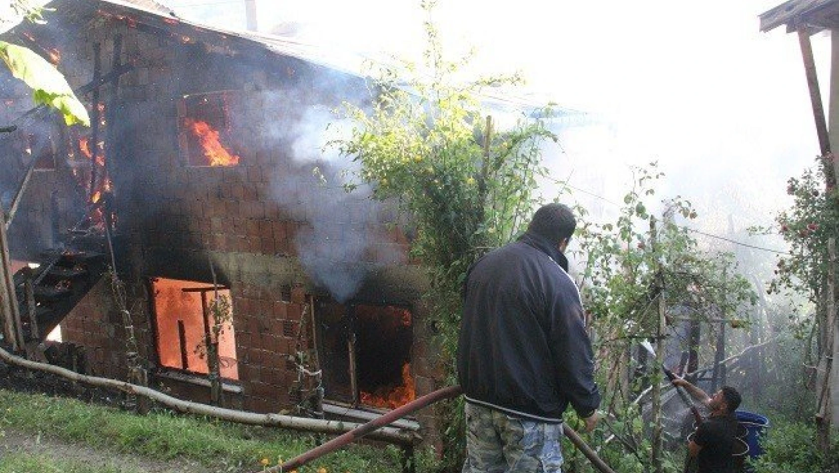 Kastamonu'da 2 ev yanarak kül oldu