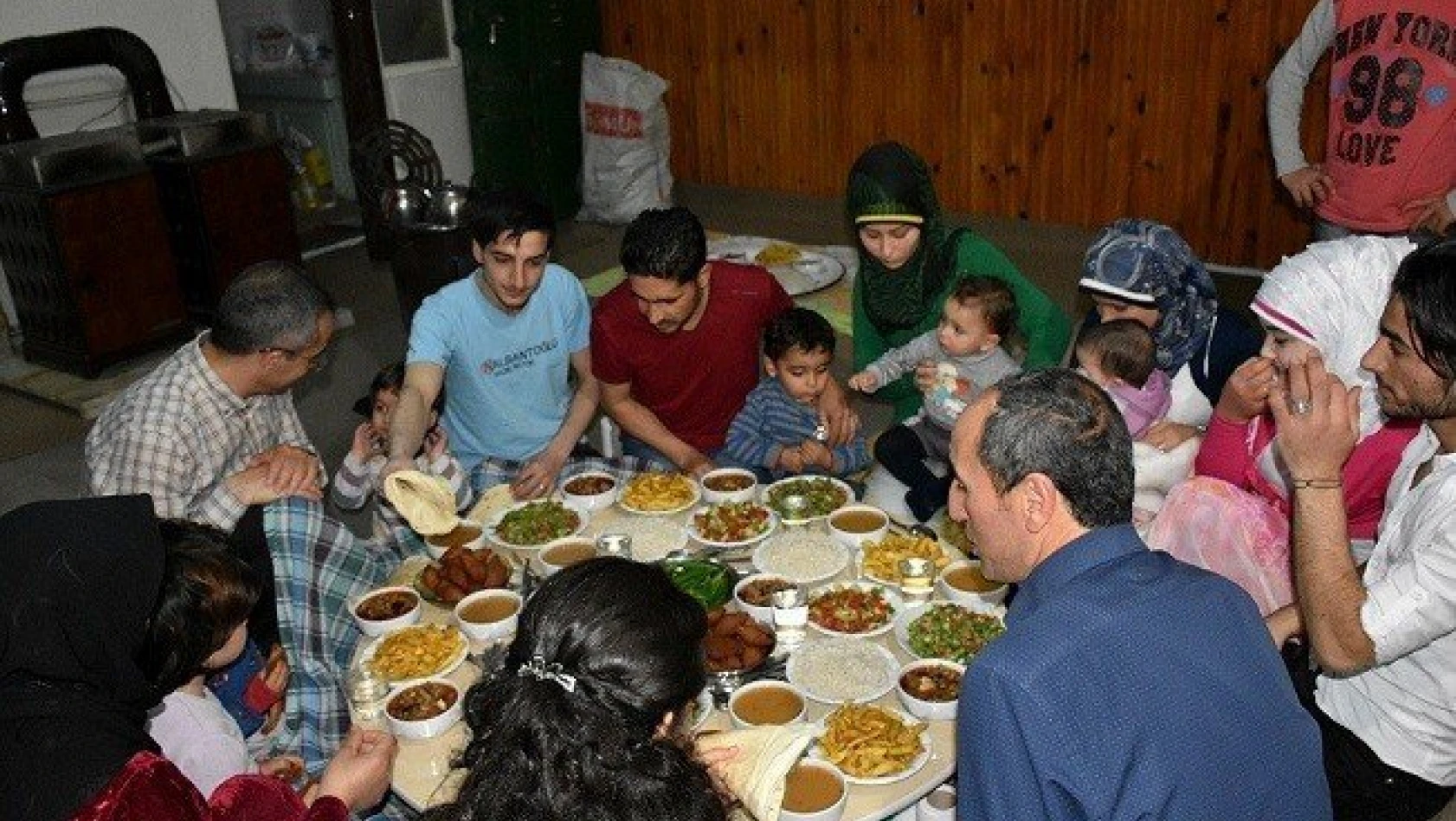 Kaymakam Suriyeli ailenin iftar sofrasına misafir oldu