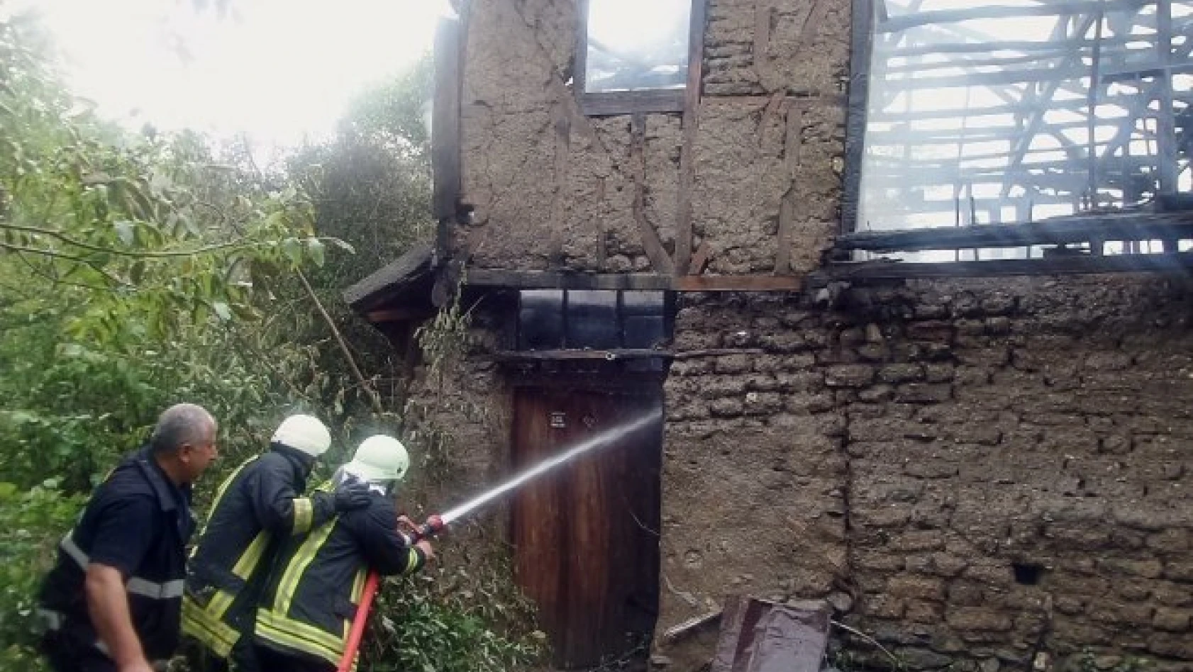 Tosya'da çıkan yangın iki katlı evi kül etti