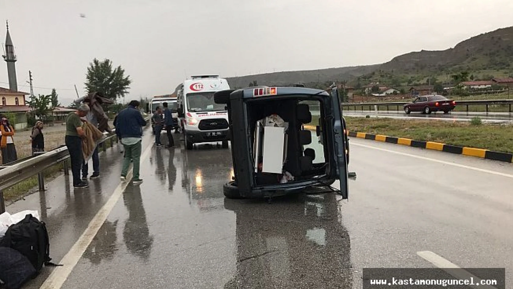 Tosya'da kamyonet devrildi: 1 yaralı