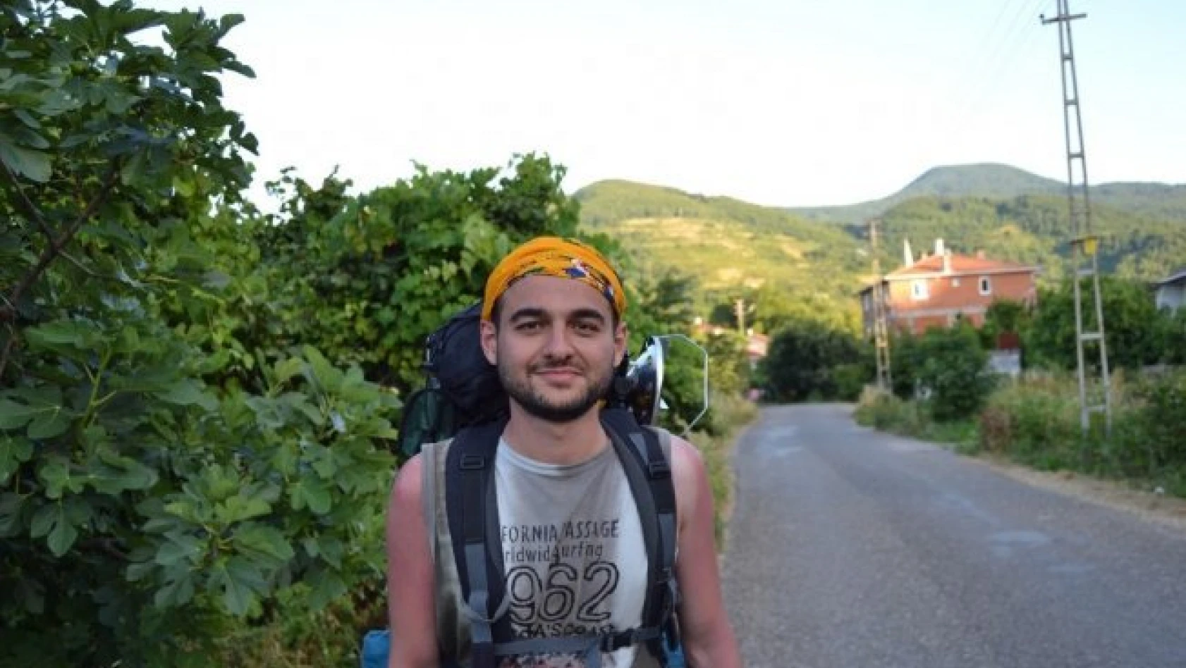 İnsanlarla iletişim problemini yenmek için otostopla Türkiye'yi geziyor