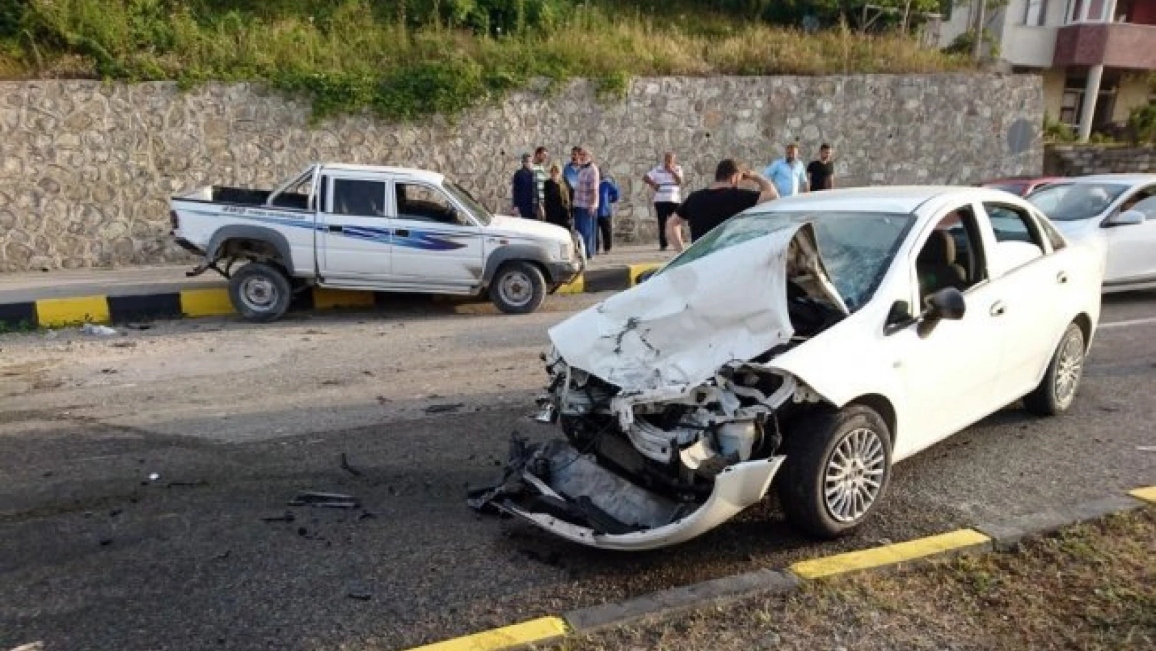 Kastamonu'da kamyonet ile otomobil çarpıştı: 3 yaralı