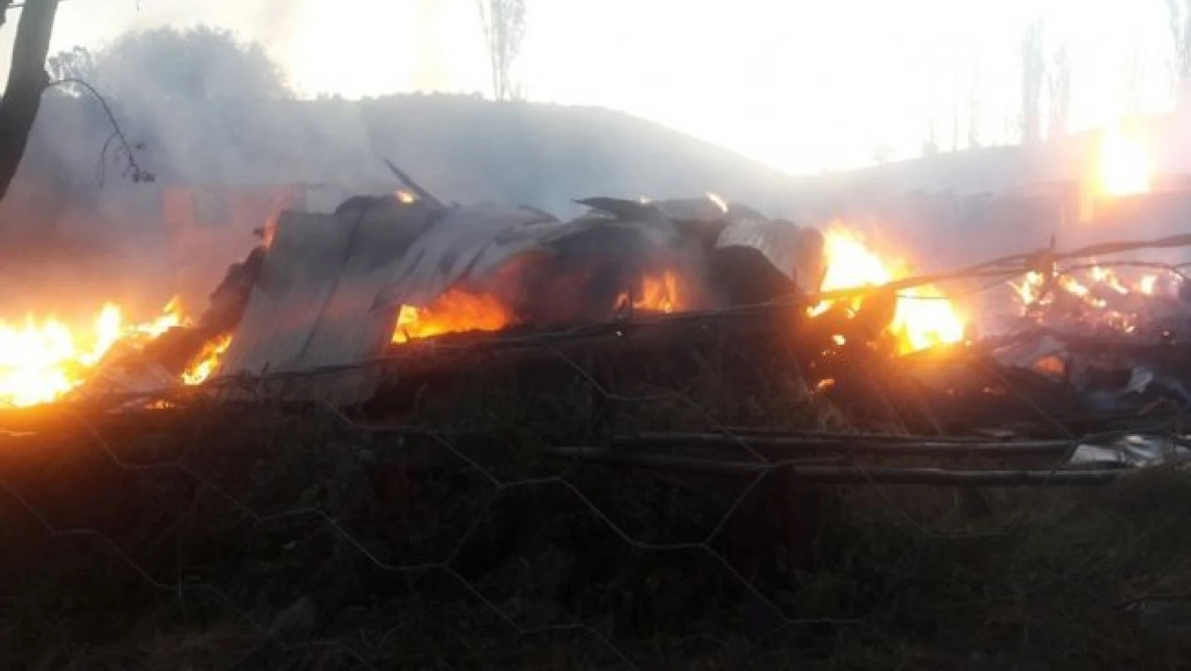 Köyde 5 ev, 5 samanlık alev alev yandı