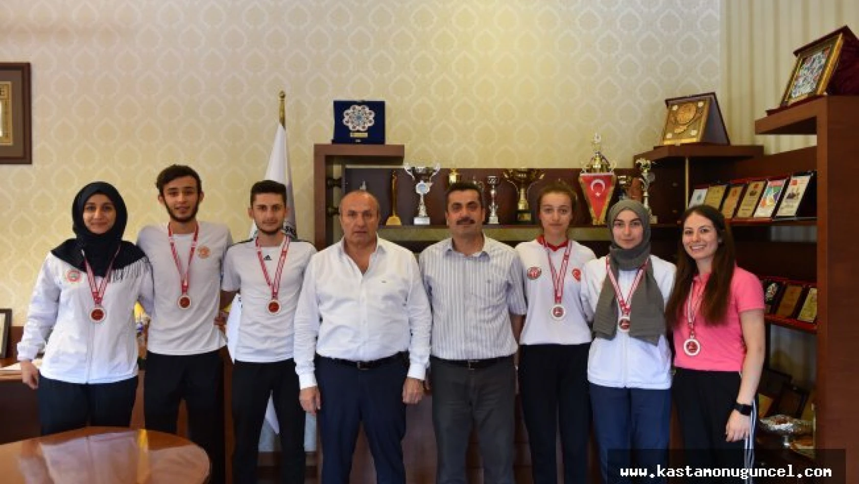 Şampiyon Kıckbokscular, Kaymakam Yüksel ve Başkan Arslan'ı ziyaret etti