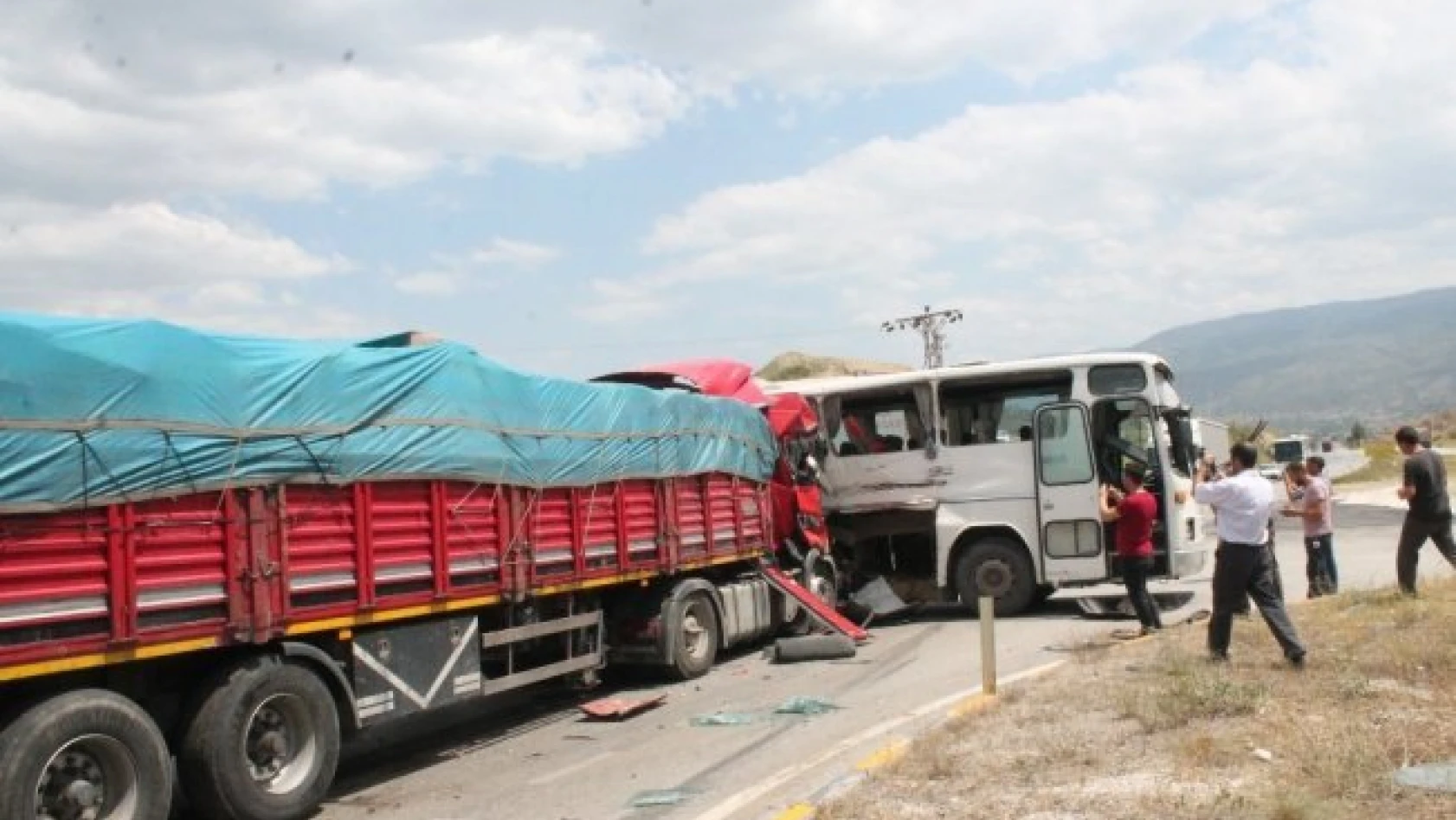 İşçilerin bulunduğu otobüs kaza yaptı: 27 Yaralı