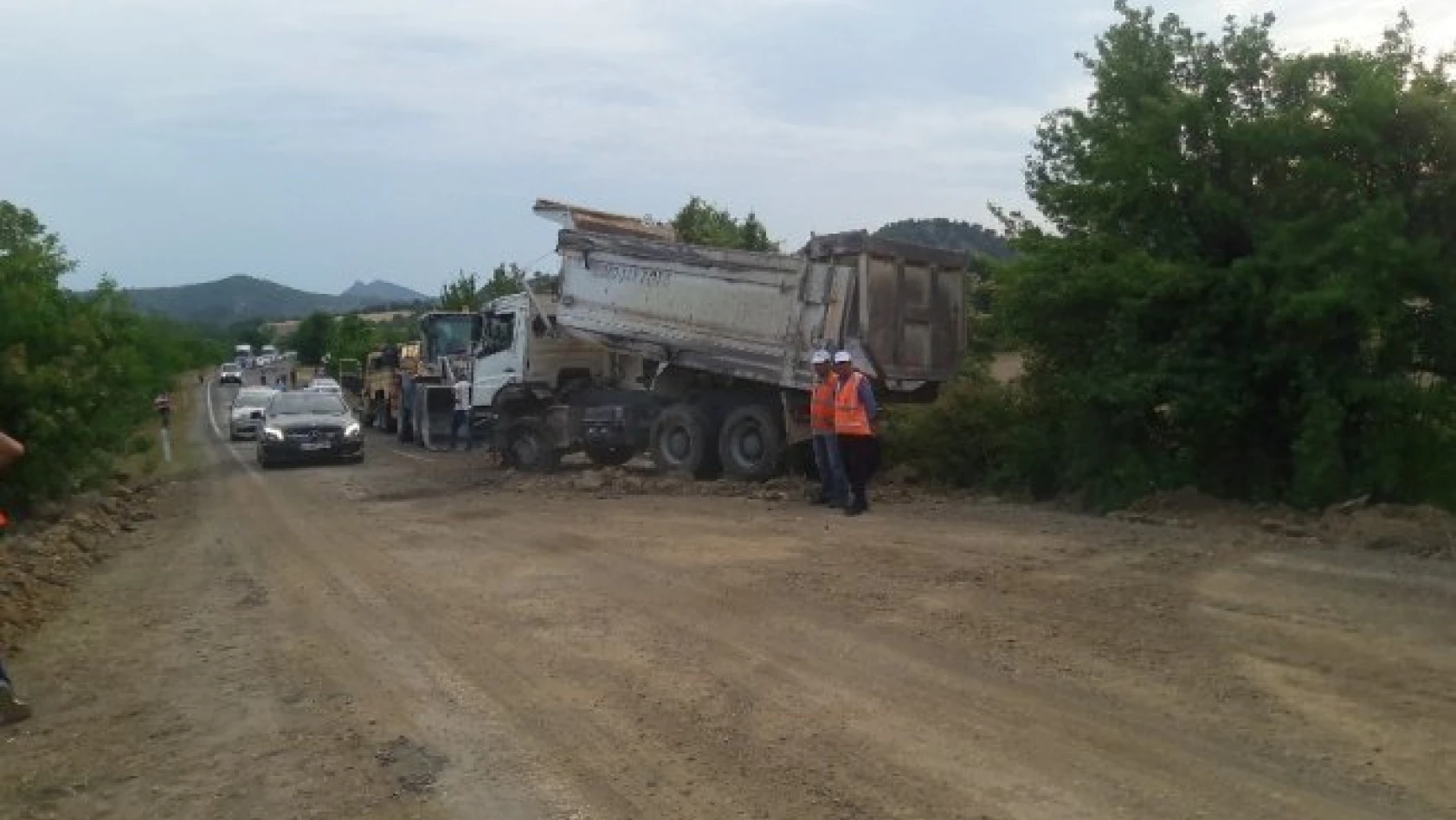 Hanönü'de kum yüklü kamyon devrildi: 1 yaralı