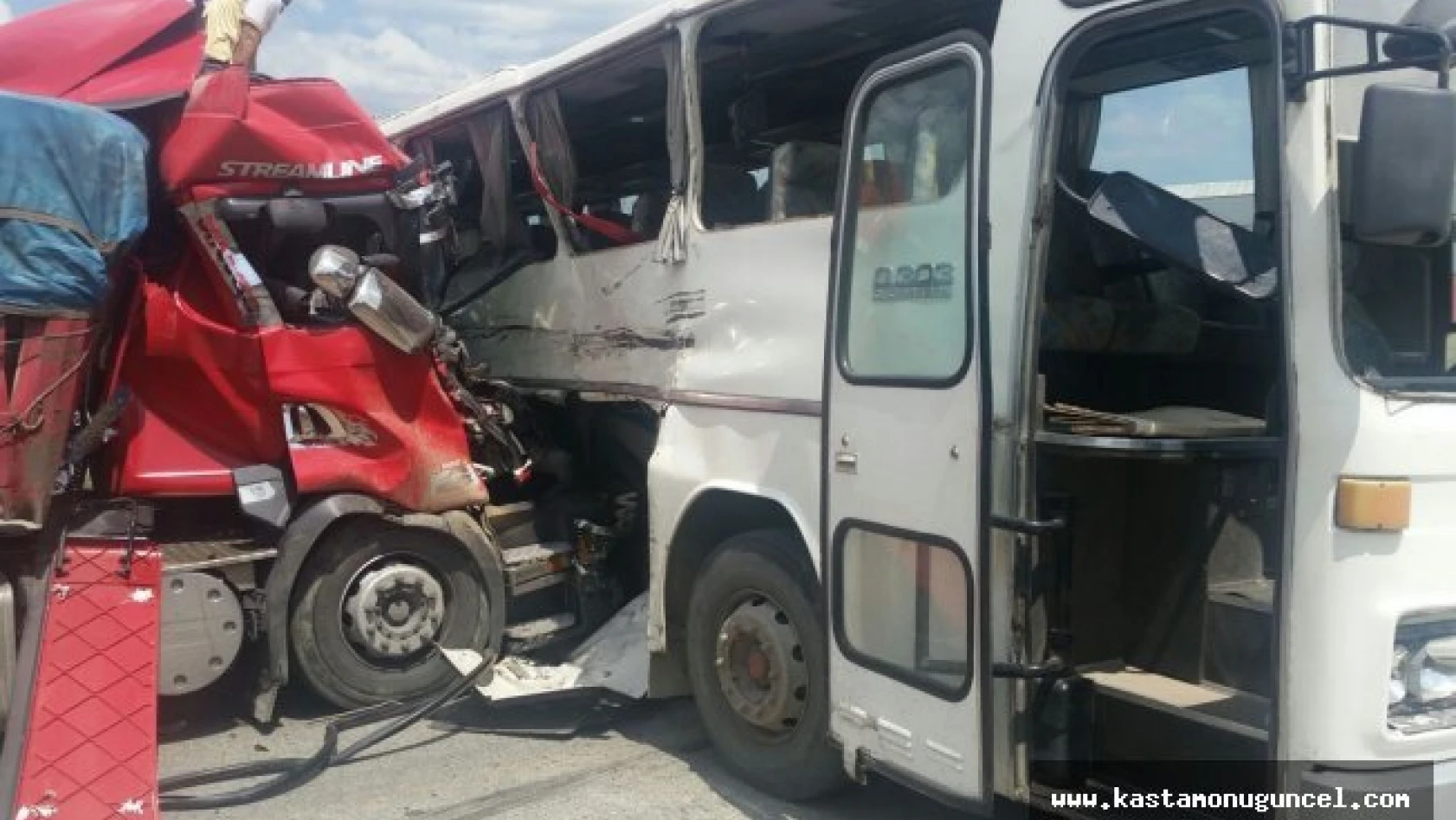 Kastamonu'da tır ile otobüs çarpıştı: 25 yaralı