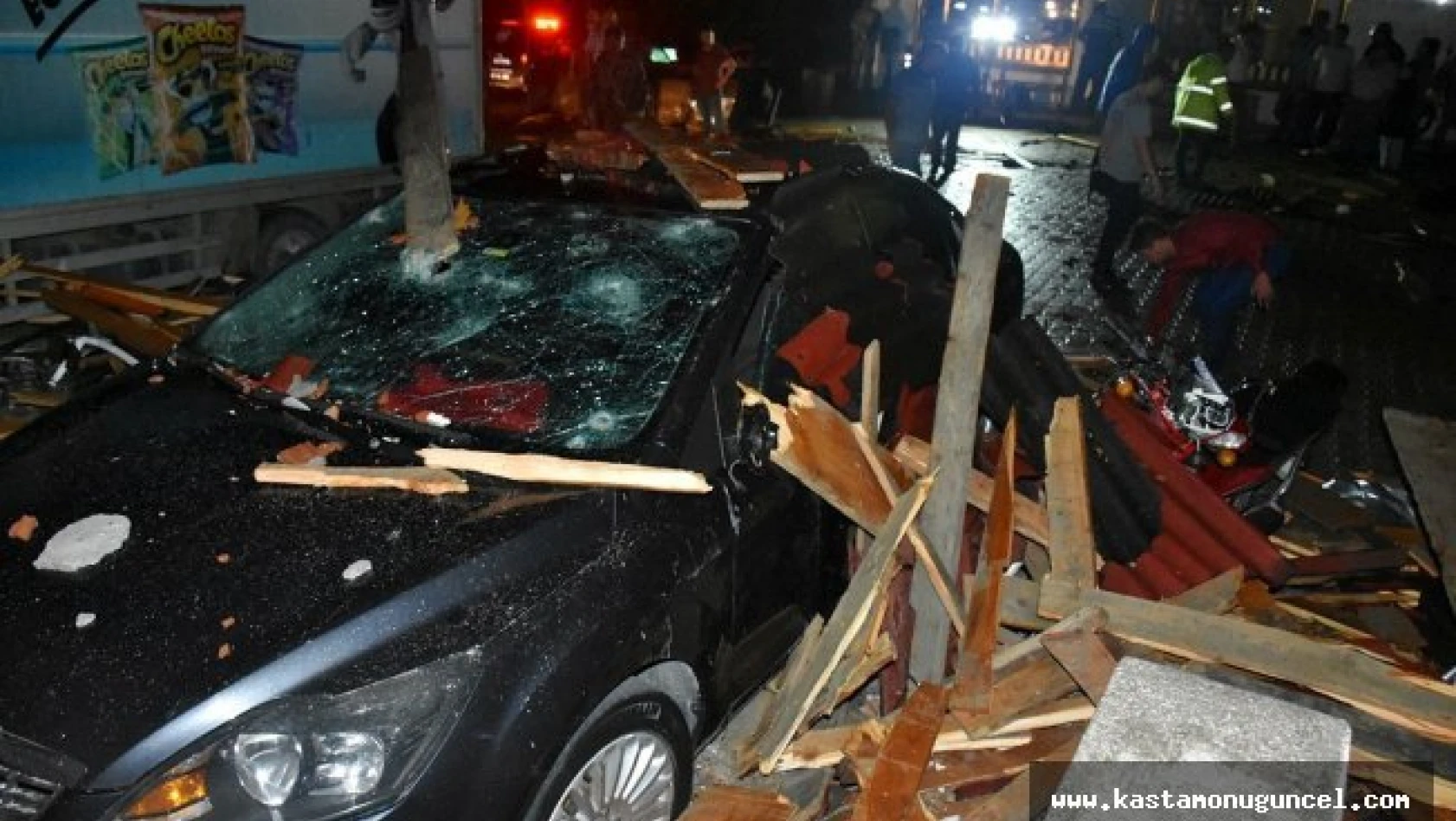 Kastamonu'da şiddetli yağmur ve rüzgar evlerin çatısını uçurdu