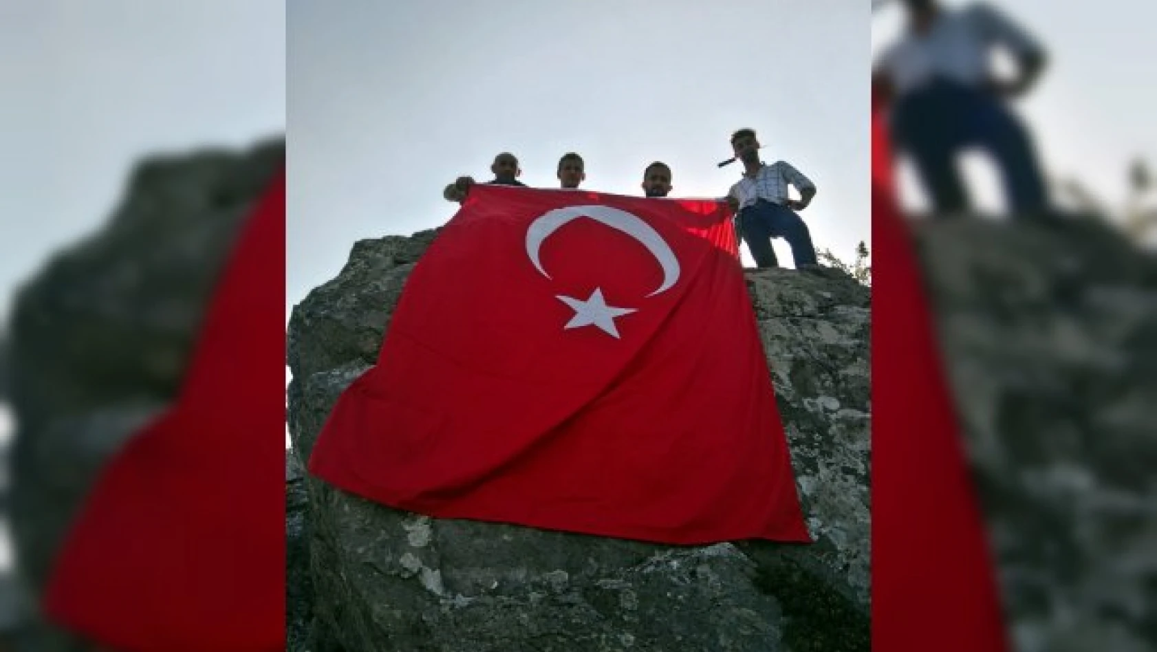 Kastamonulu gençler, Şehit Eren Bülbül'ü zirveye bayrak dikerek andı