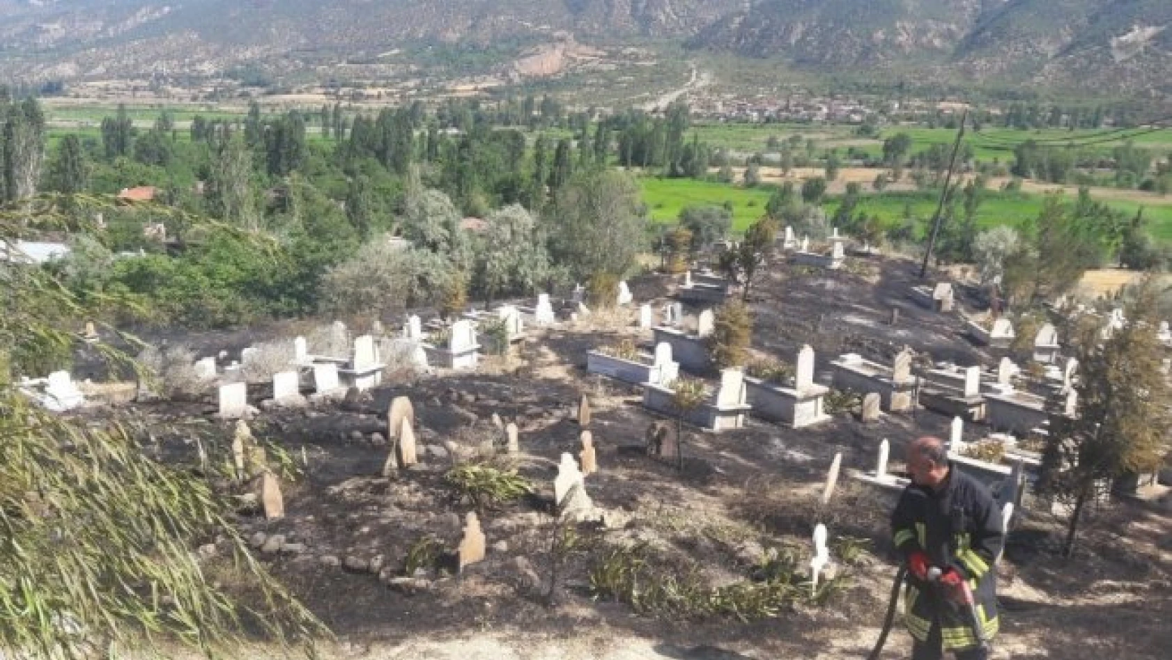 Tosya'da çıkan yangın mezarlara zarar verdi