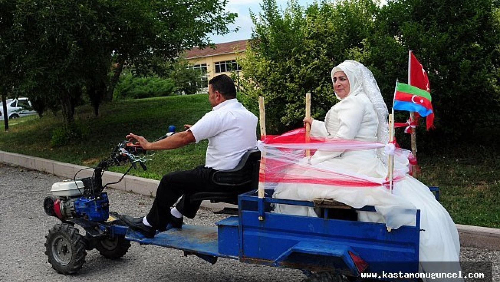 Türk damat, Azeri gelini patpat ile nikaha götürdü