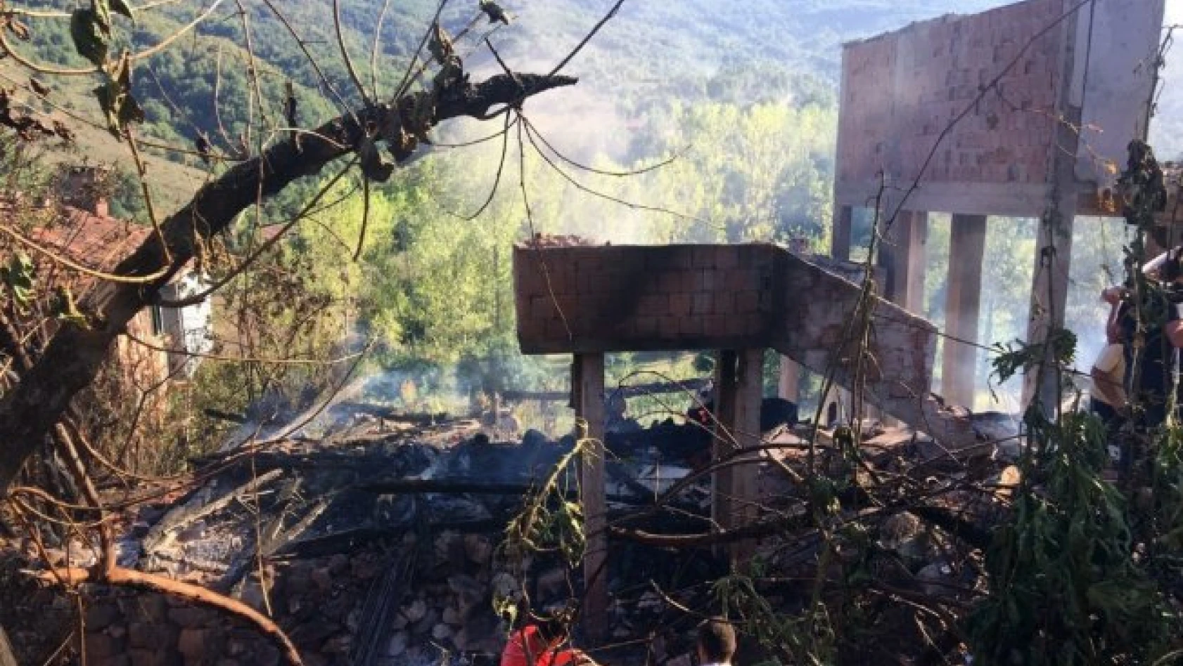 Kastamonu'da yangın: 2 ev kullanılamaz hale geldi