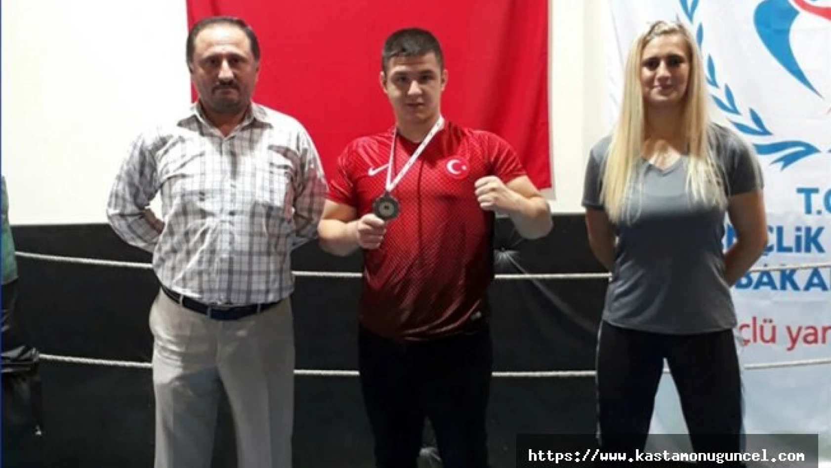 Milli Boksörümüz Kuşgözoğlu'ndan bronz madalya!