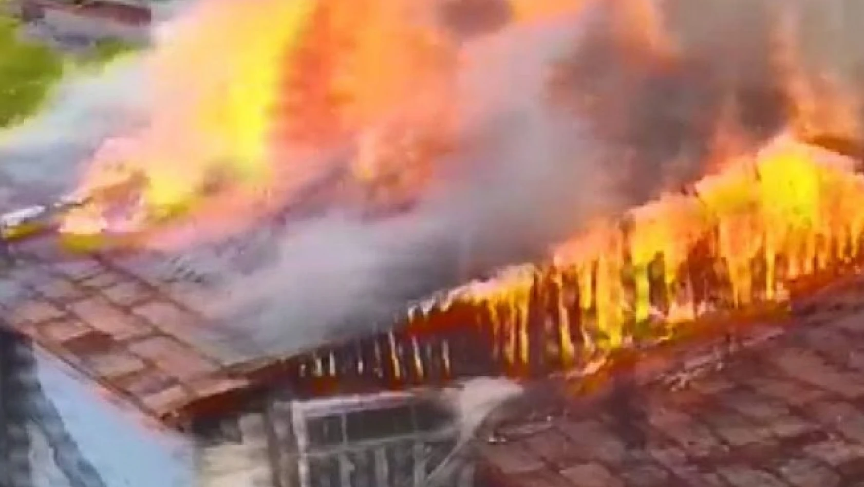 Kastamonu'da yangın: 3 kişilik aile evsiz kaldı