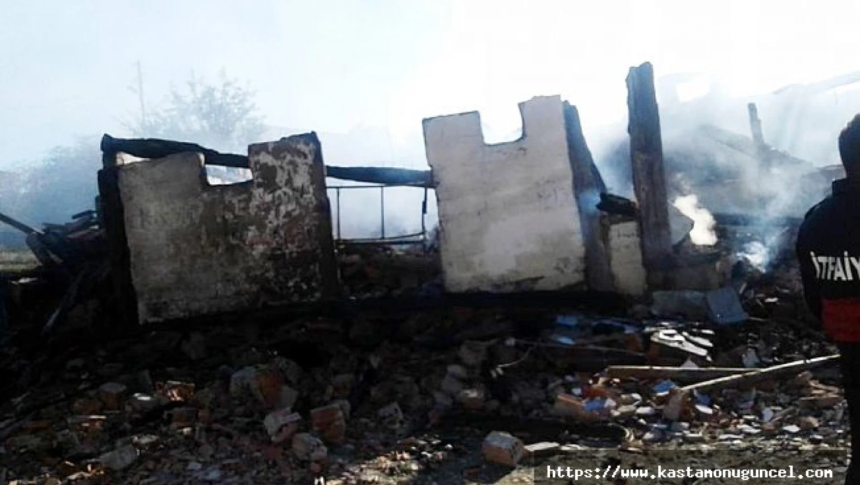 Kastamonu'da yangın: 1 ev tamamen yandı