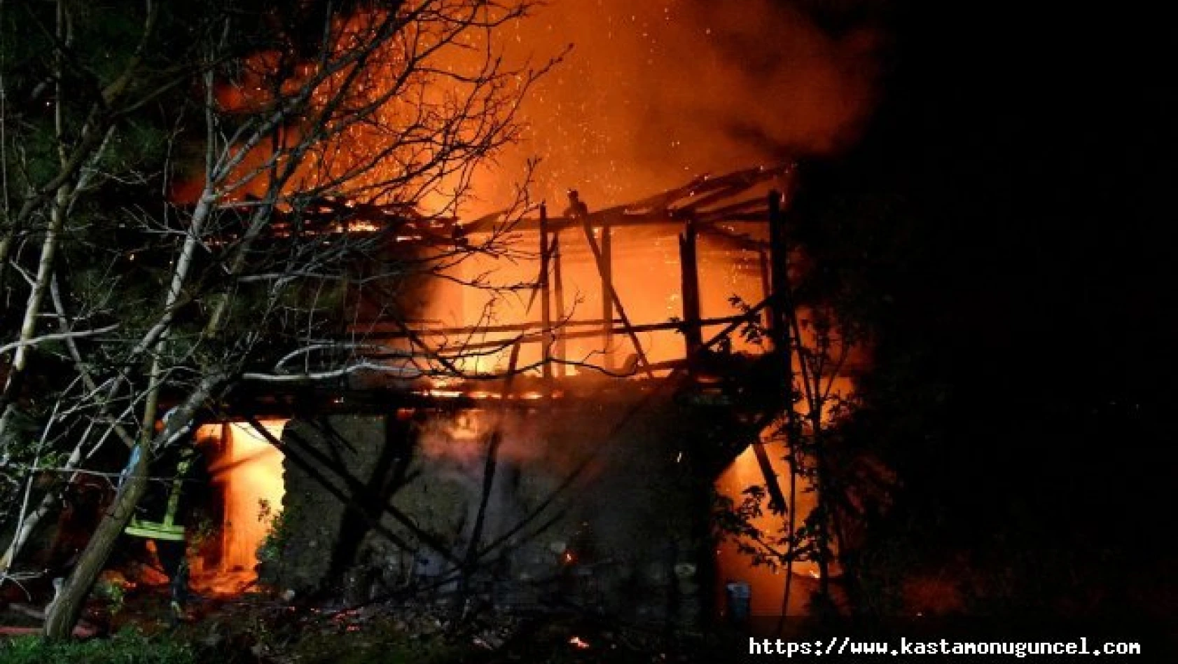 Tosya'da çıkan yangında 2 katlı ahşap ev yandı