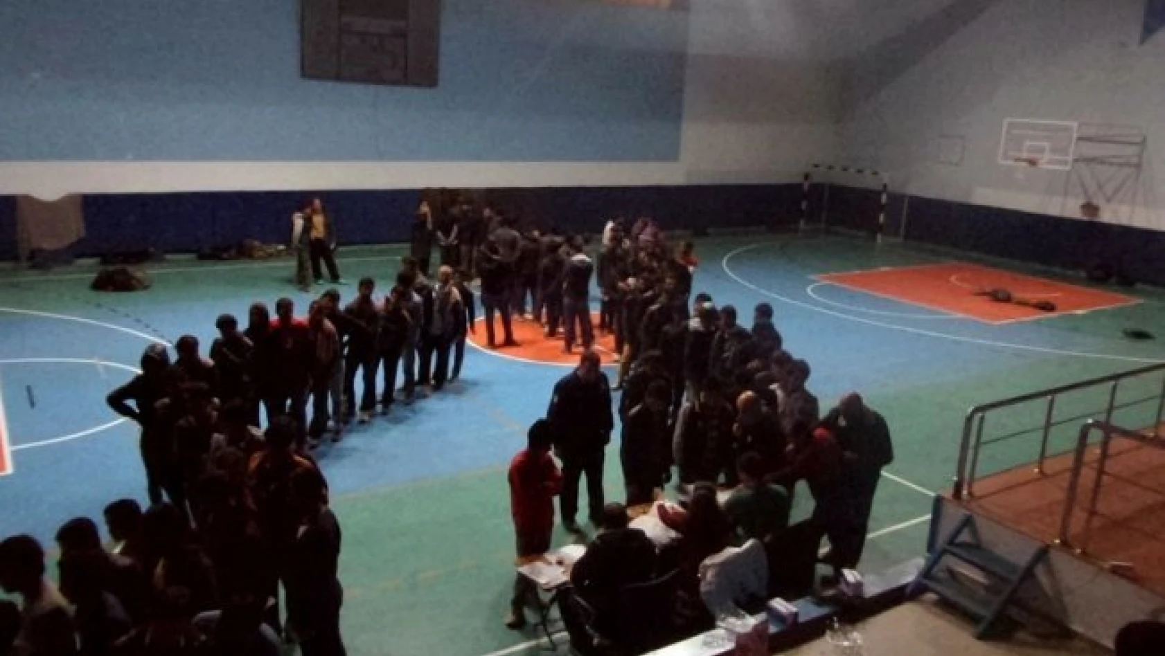 Kastamonu'da yakalan göçmenler spor salonunda tutuluyor