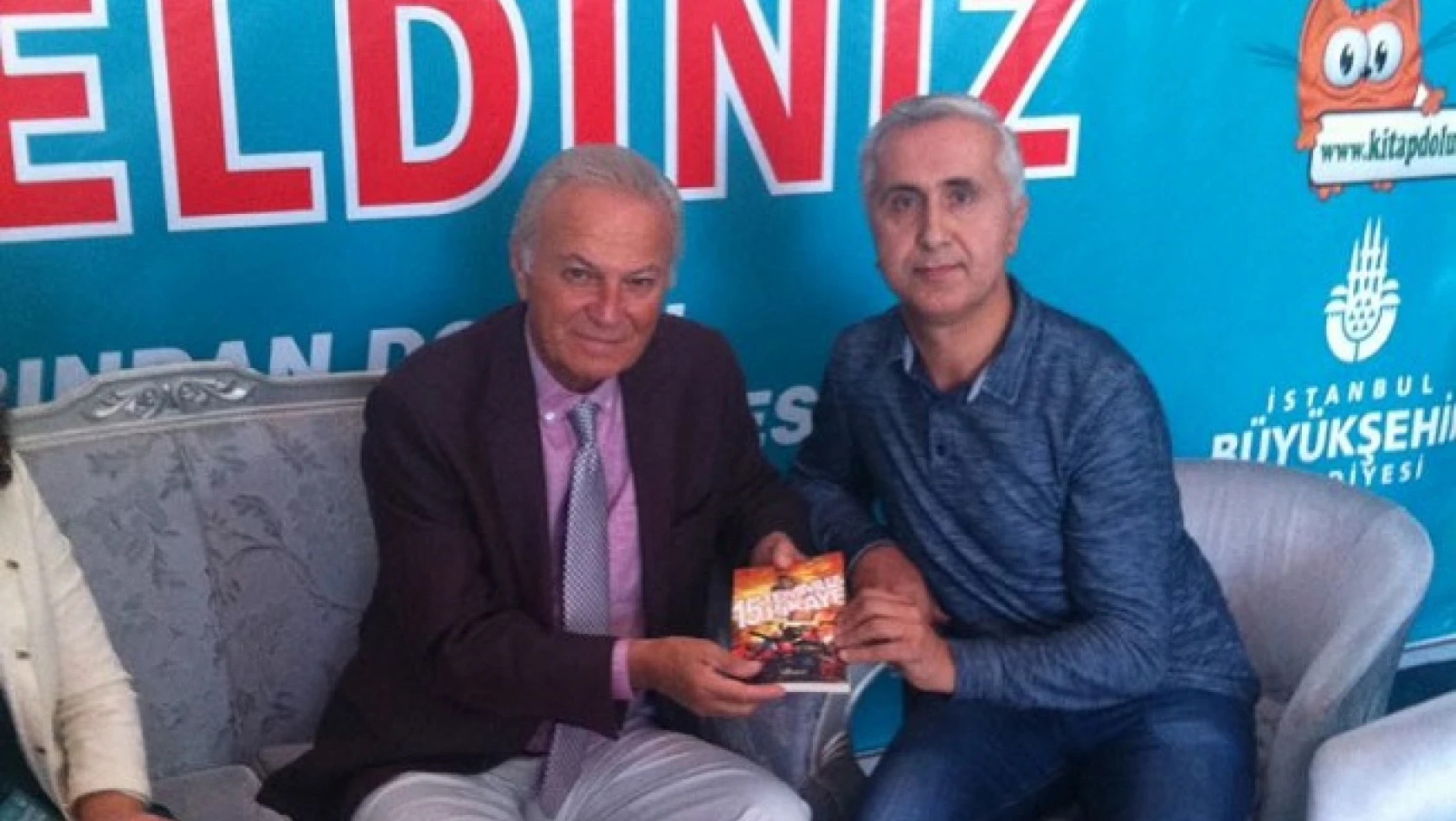 Yazar Karagöz, Ediz Hun'a kitap imzaladı