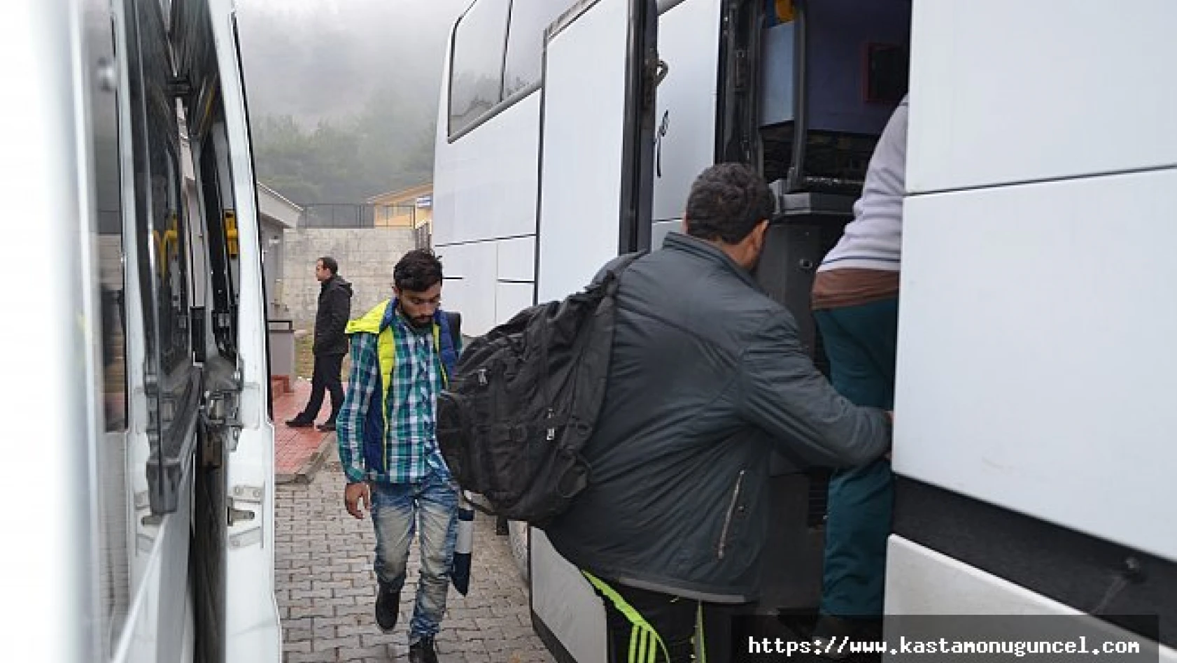 Kastamonu'da yakalanan 127 kaçak göçmen Göç İdaresine teslim edildi