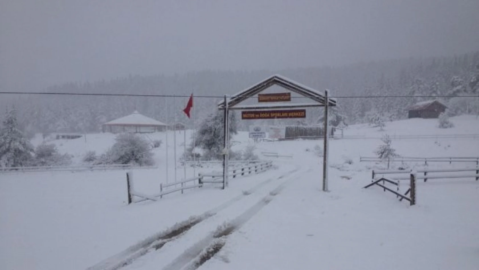 Kastamonu'da etkili olan kar yağışı elektrik tellerini kopardı