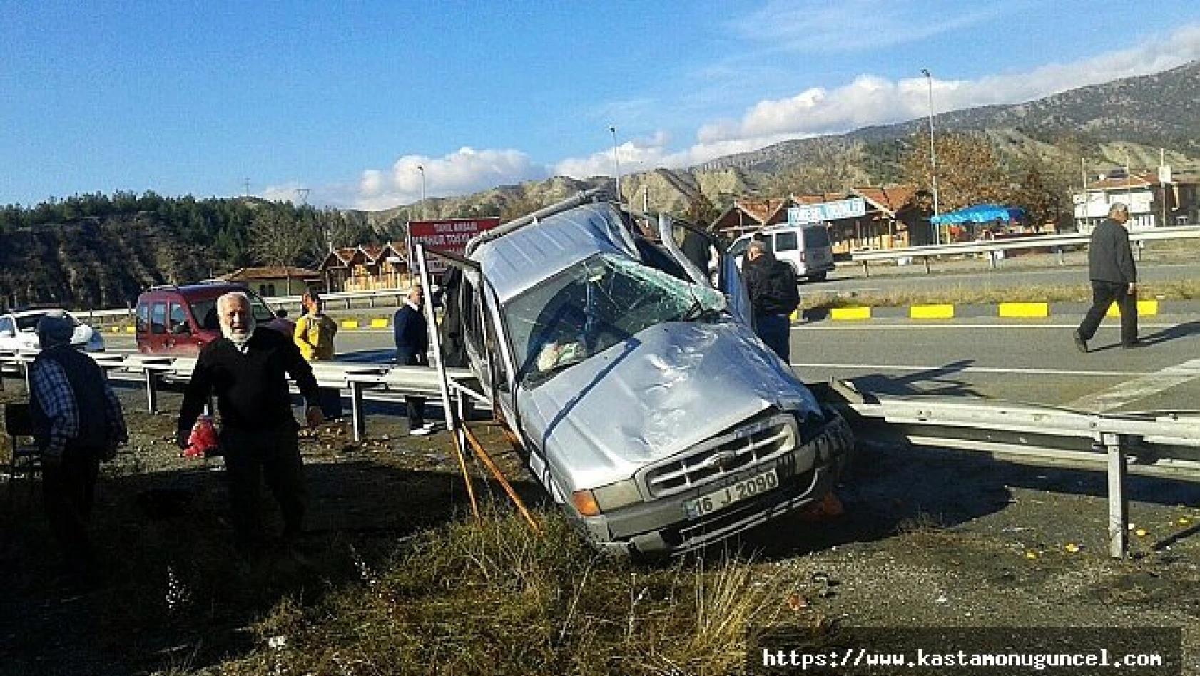 Kastamonu'da kamyonet bariyerlere çarptı: 5 yaralı