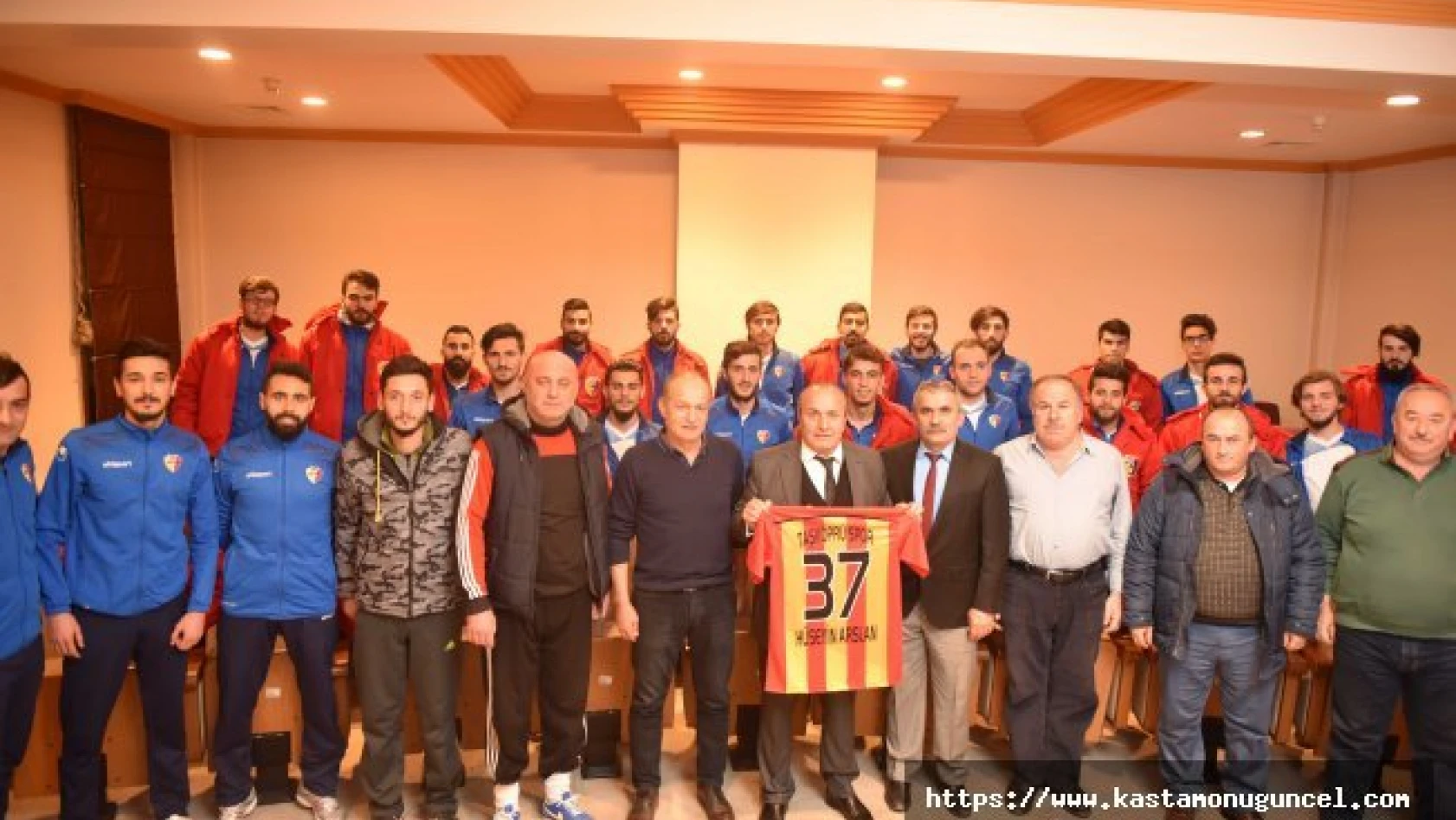 Taşköprüspor Yönetimi ve Sporcuları, Başkan Arslan'ı ziyaret etti