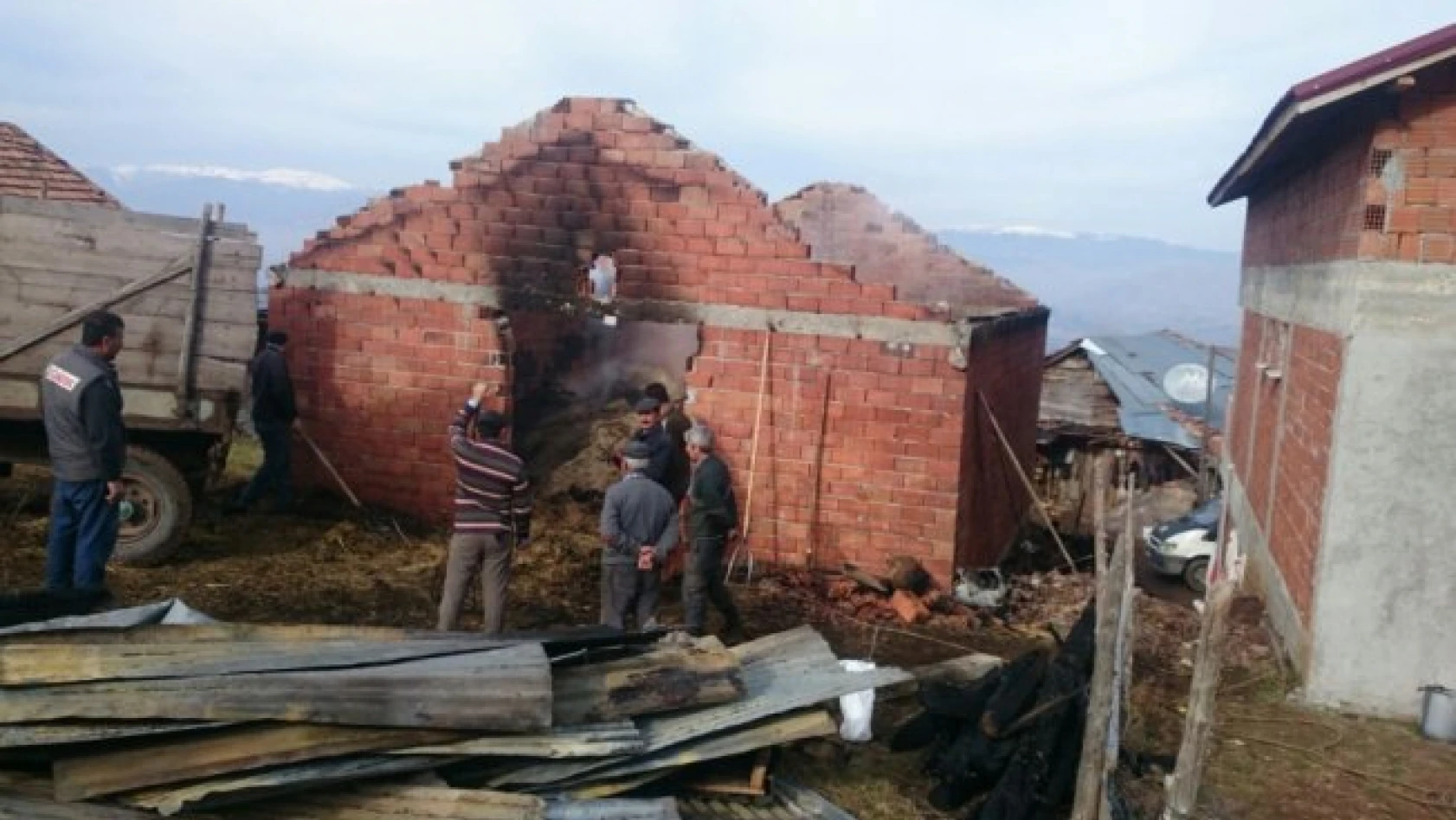 Tosya'da samanlık yandı