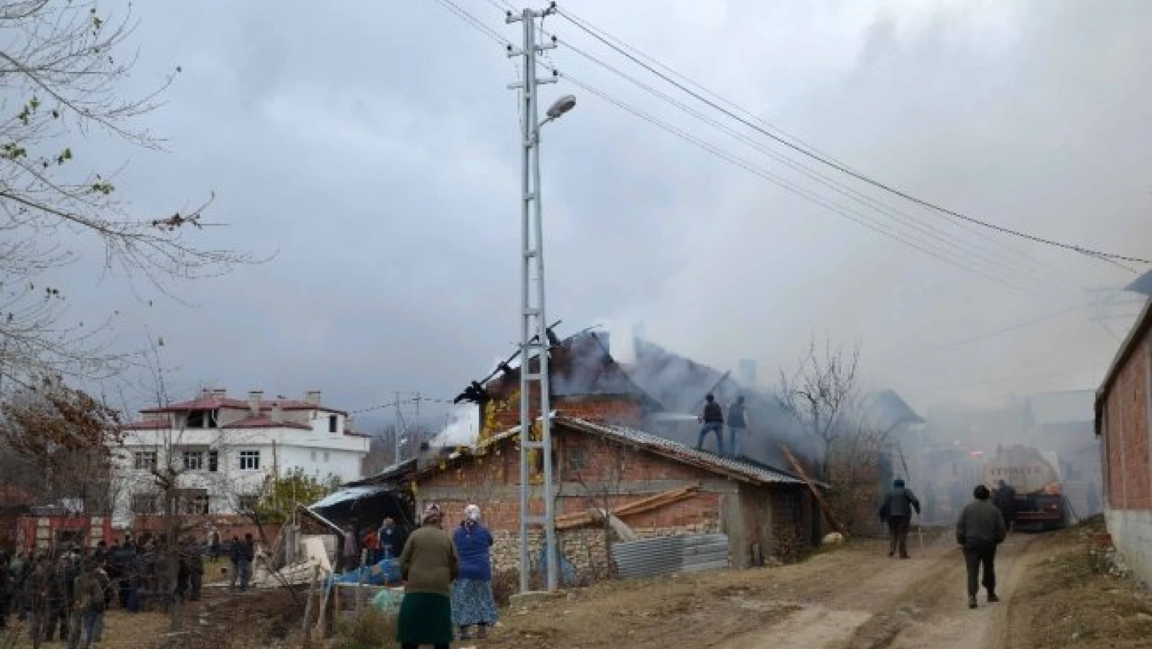Kastamonu'da yangın: Ev ve samanlık küle döndü
