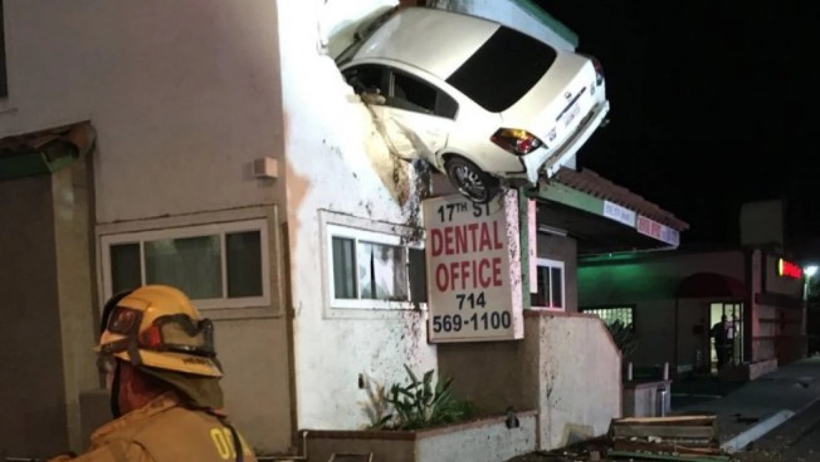 ABD'de aşırı hızla giden araç binanın ikinci katına girdi 