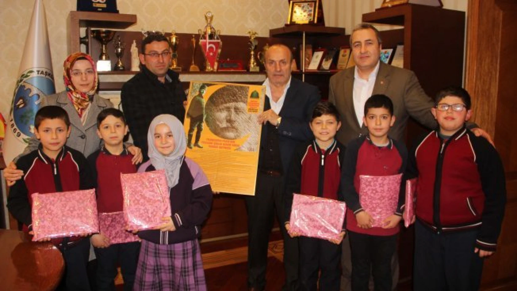 Başkan Arslan, Yabancı Dil Öğrencilerine İngilizce Okuma seti hediye etti