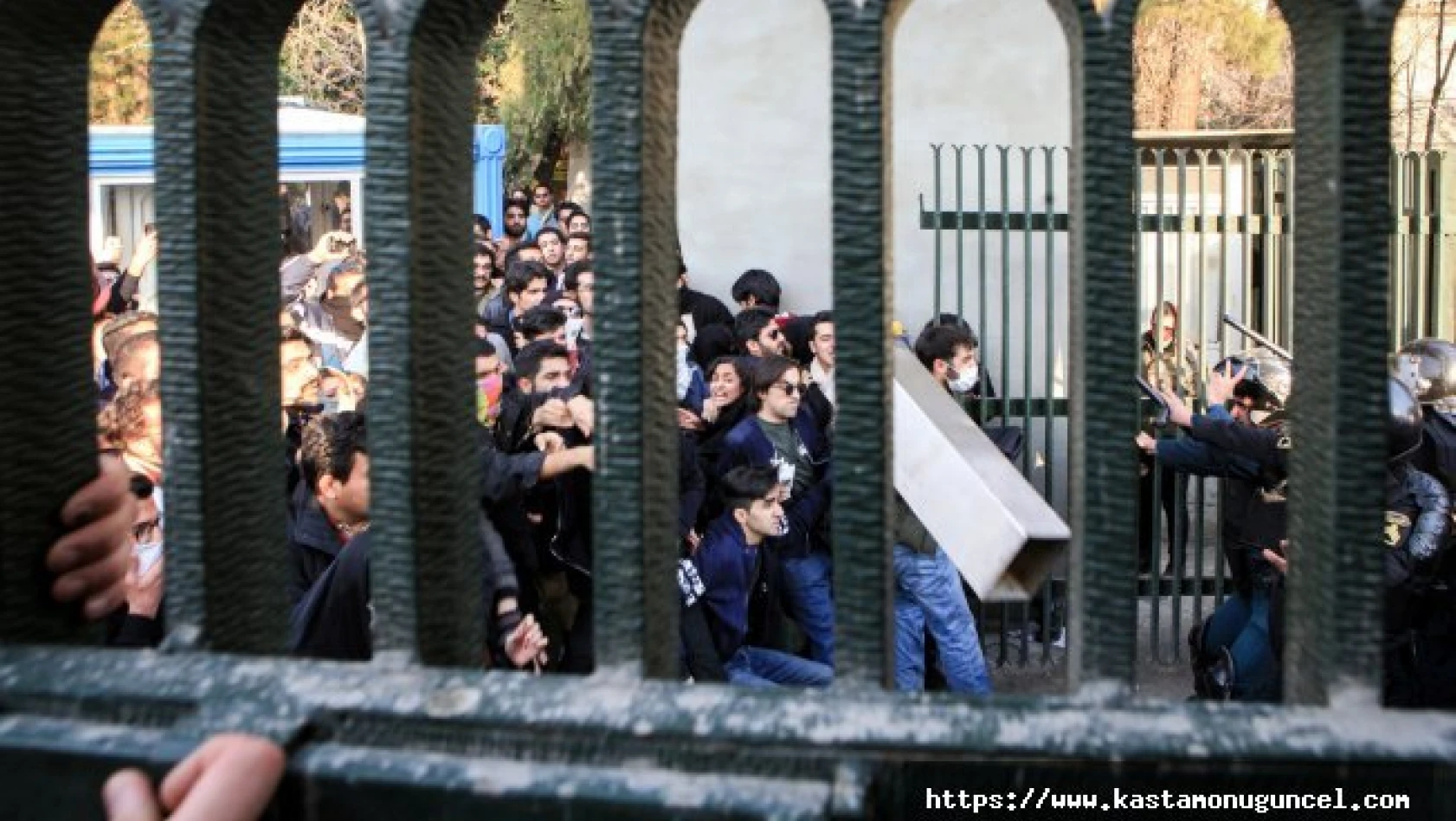 İran'daki protestolarda ölü sayısı 10'a yükseldi 