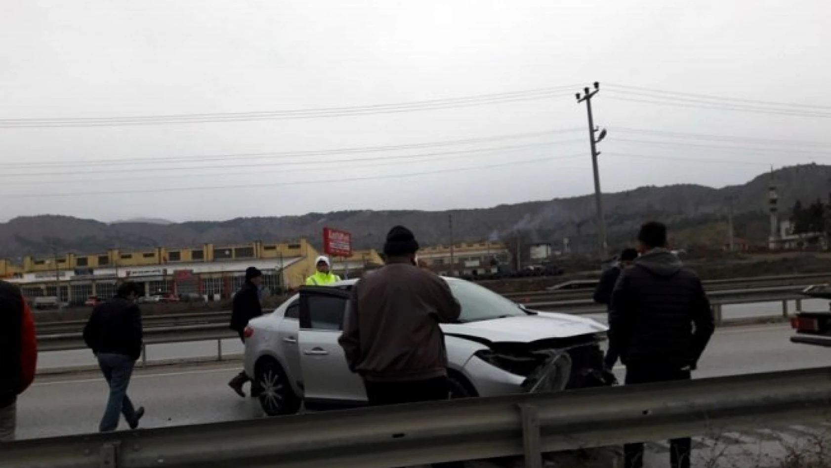 Kastamonu'da otomobil bariyerlere çarptı: 4 yaralı