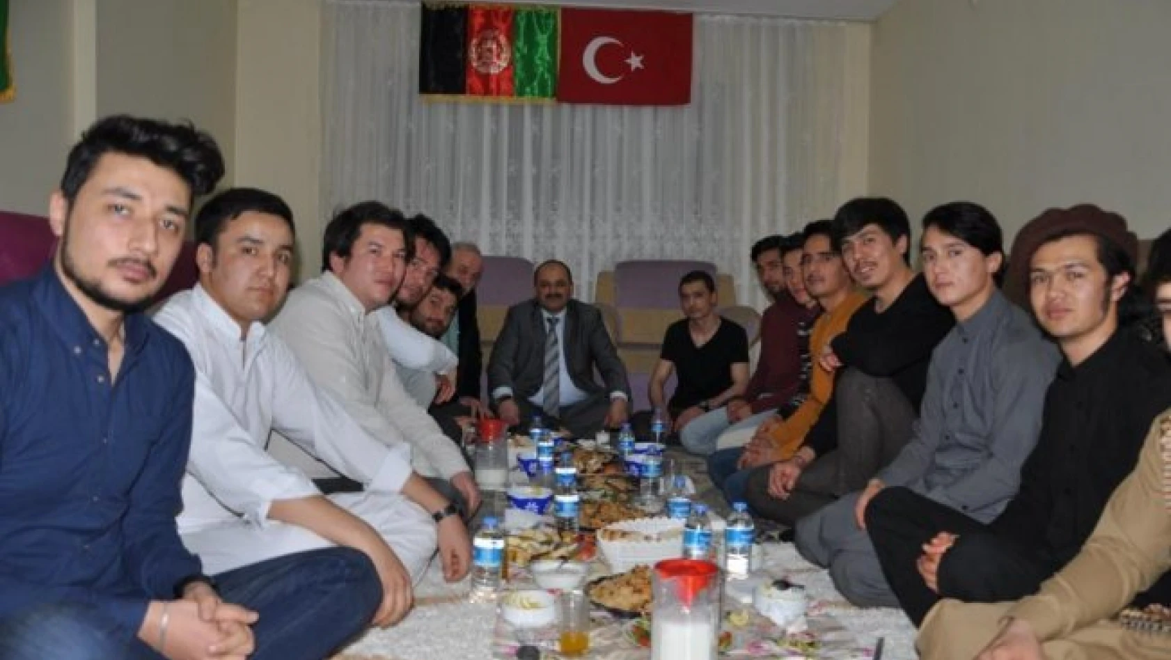 Rektörden Afgan ve Doğu Türkistanlı öğrencilere ev ziyareti