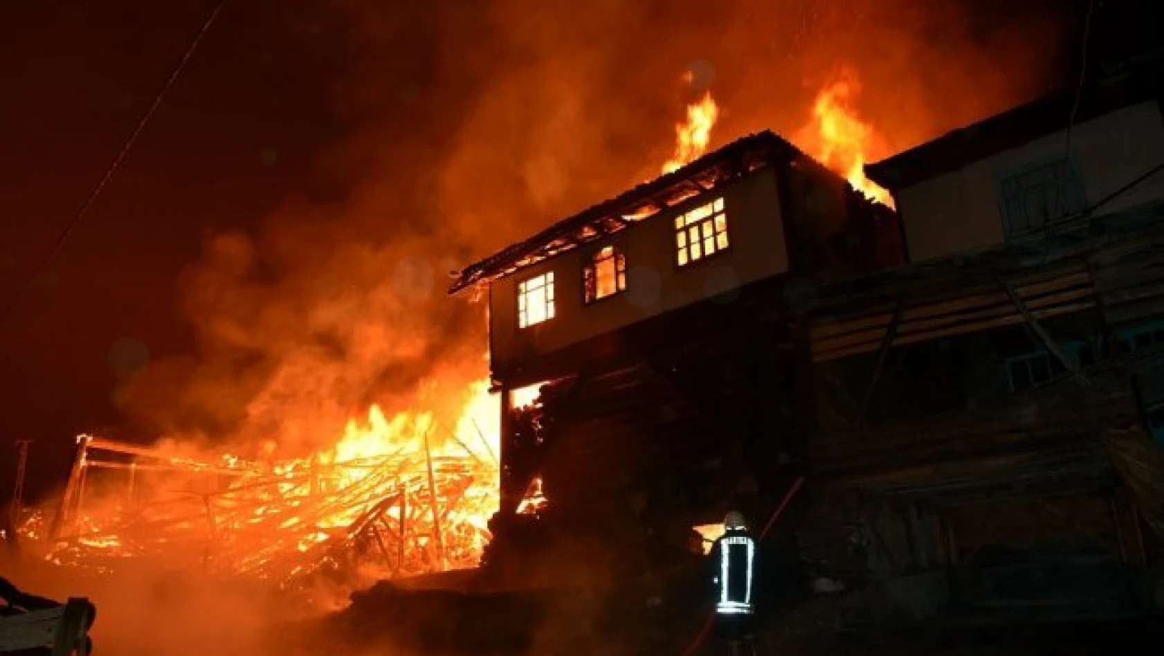 Kastamonu'da 8 ev küle döndü: 1 ölü