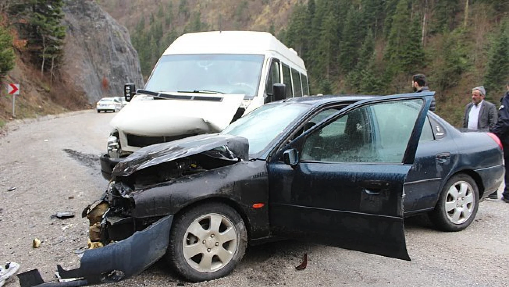 Kastamonu'da öğrenci servisi ile otomobil çarpıştı: 18 yaralı