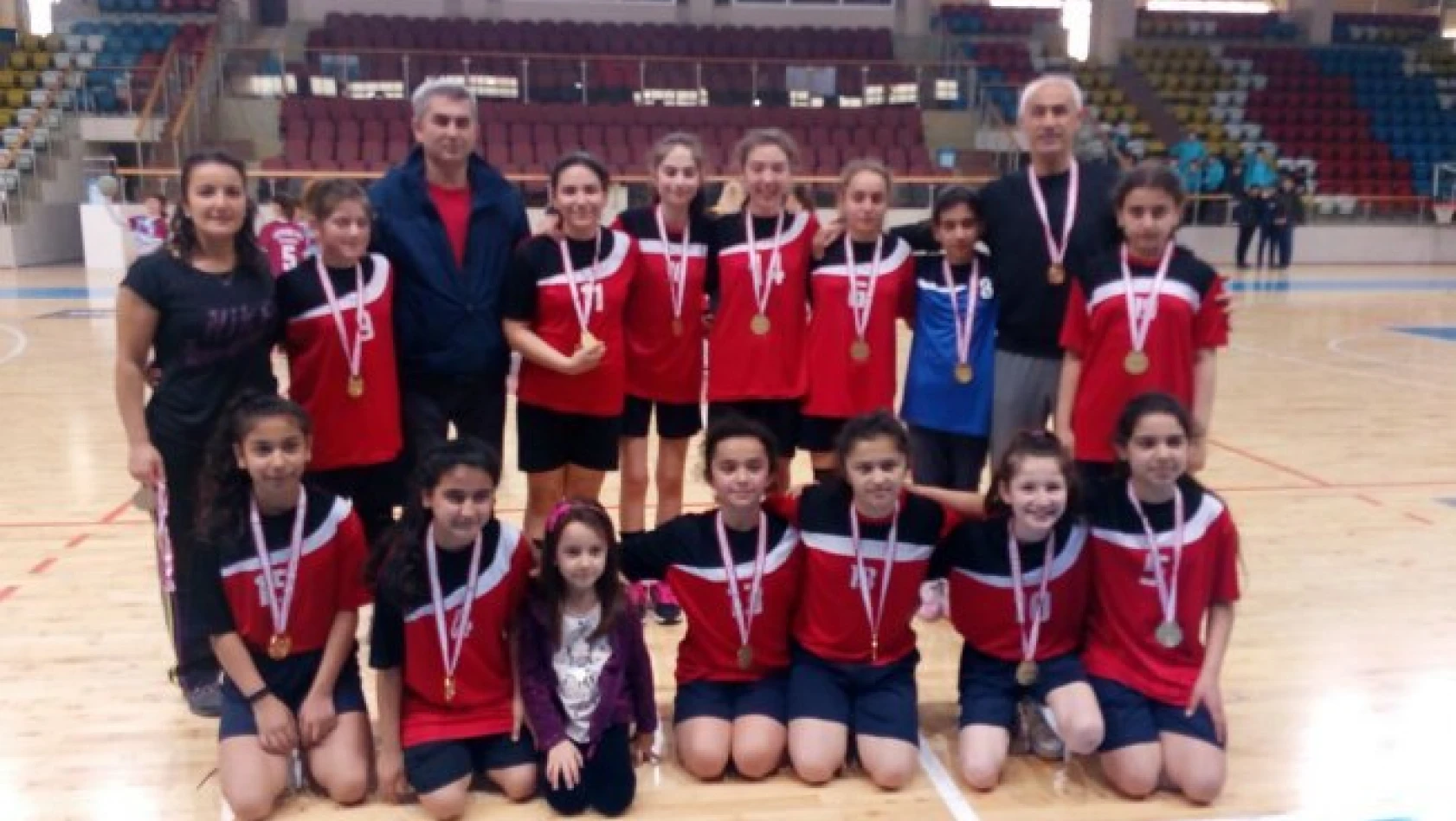 Merkez Ortaokulu Hentbolcuları bölge şampiyonu