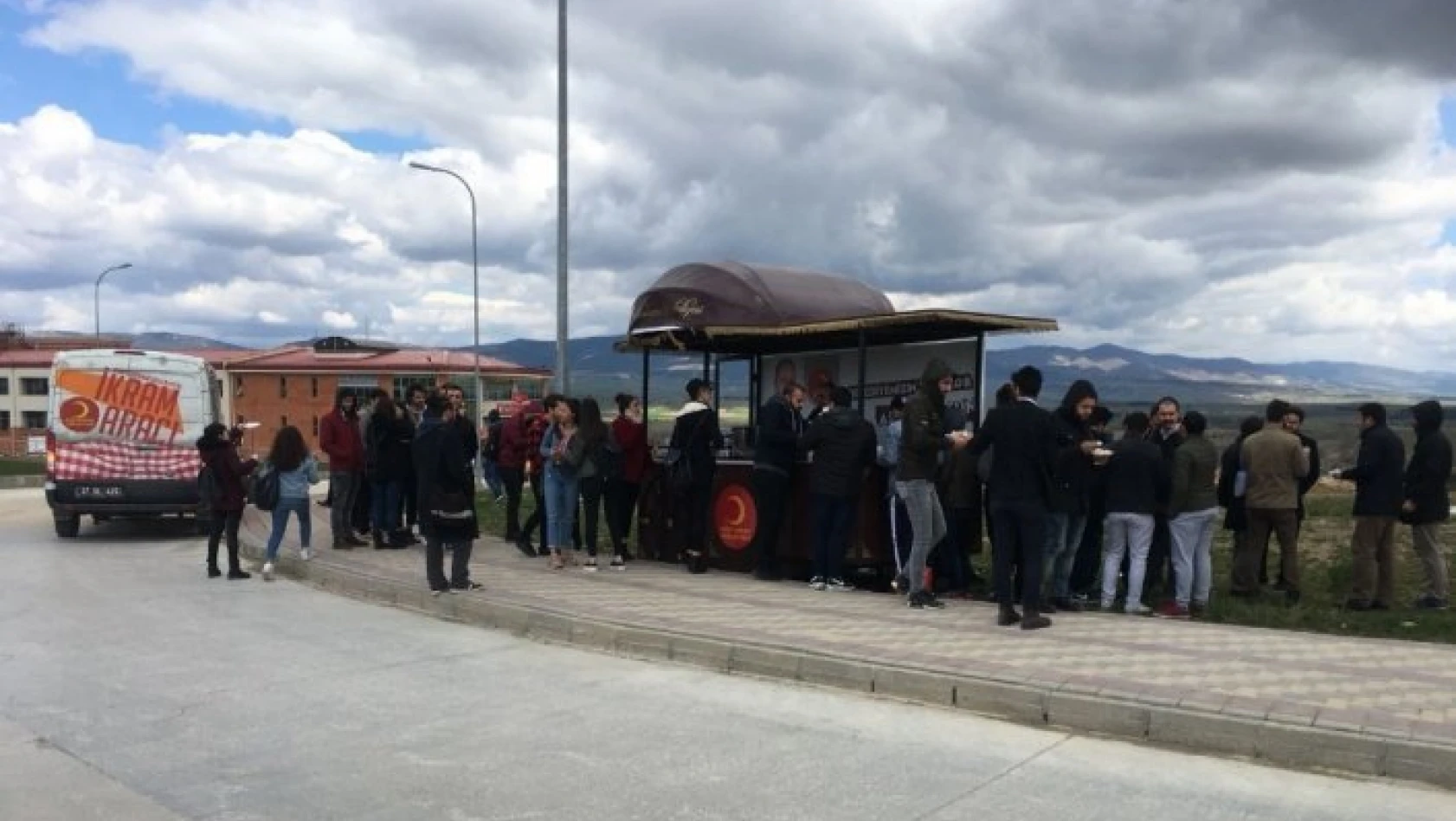 Kastamonu Belediyesi, üniversite öğrencilerine pilav dağıttı