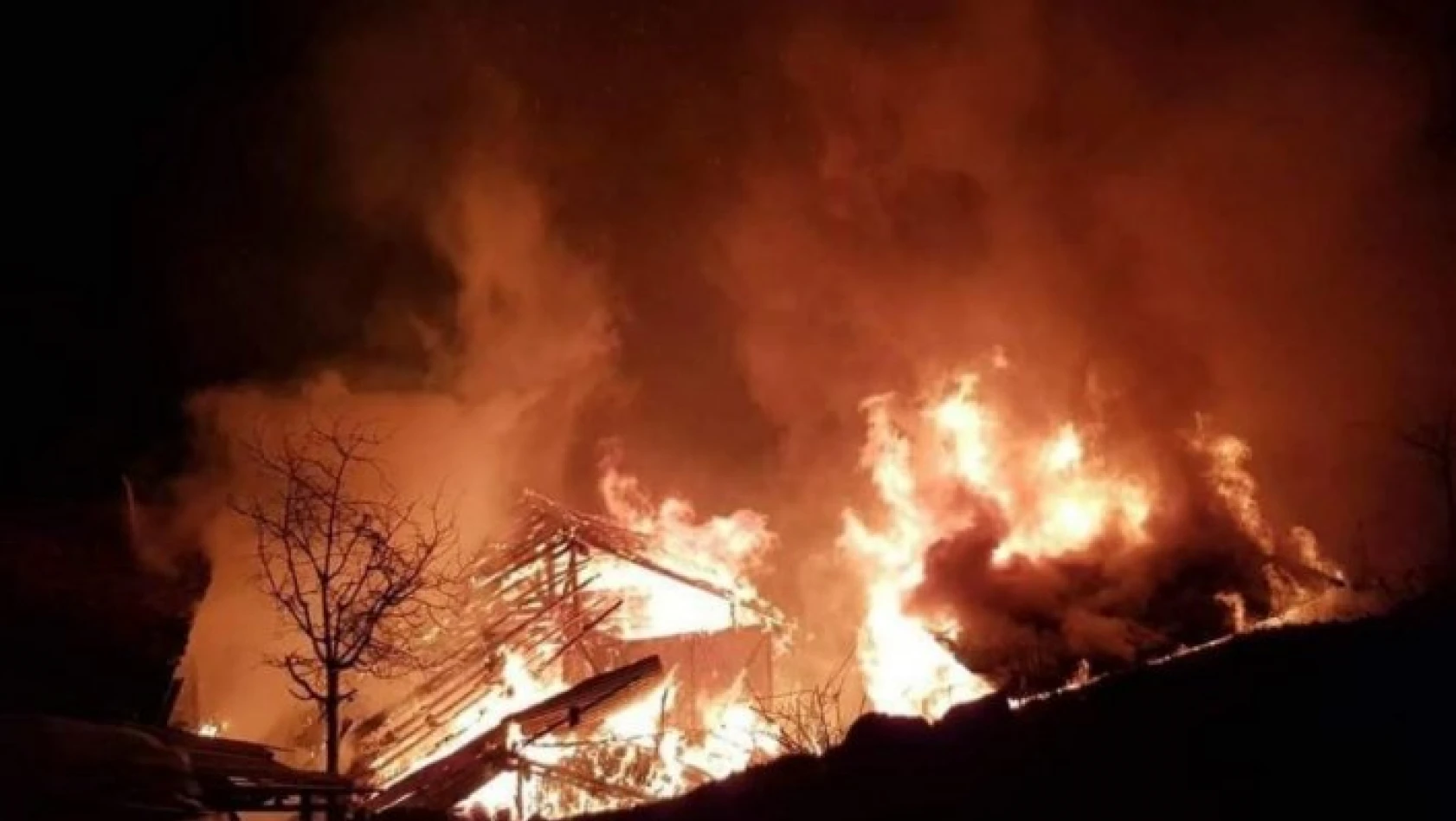 Kastamonu'da yangın 1 ev kullanılamaz hale geldi, 2 yaralı