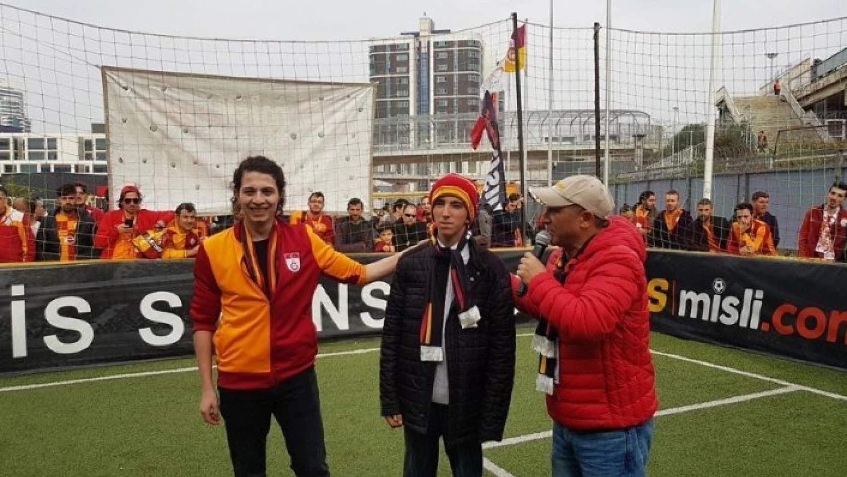 'Kitaplar yakılmasın, okunsun' diyen Murat Sökük Galatasaray-Trabzon maçını tribünden izledi