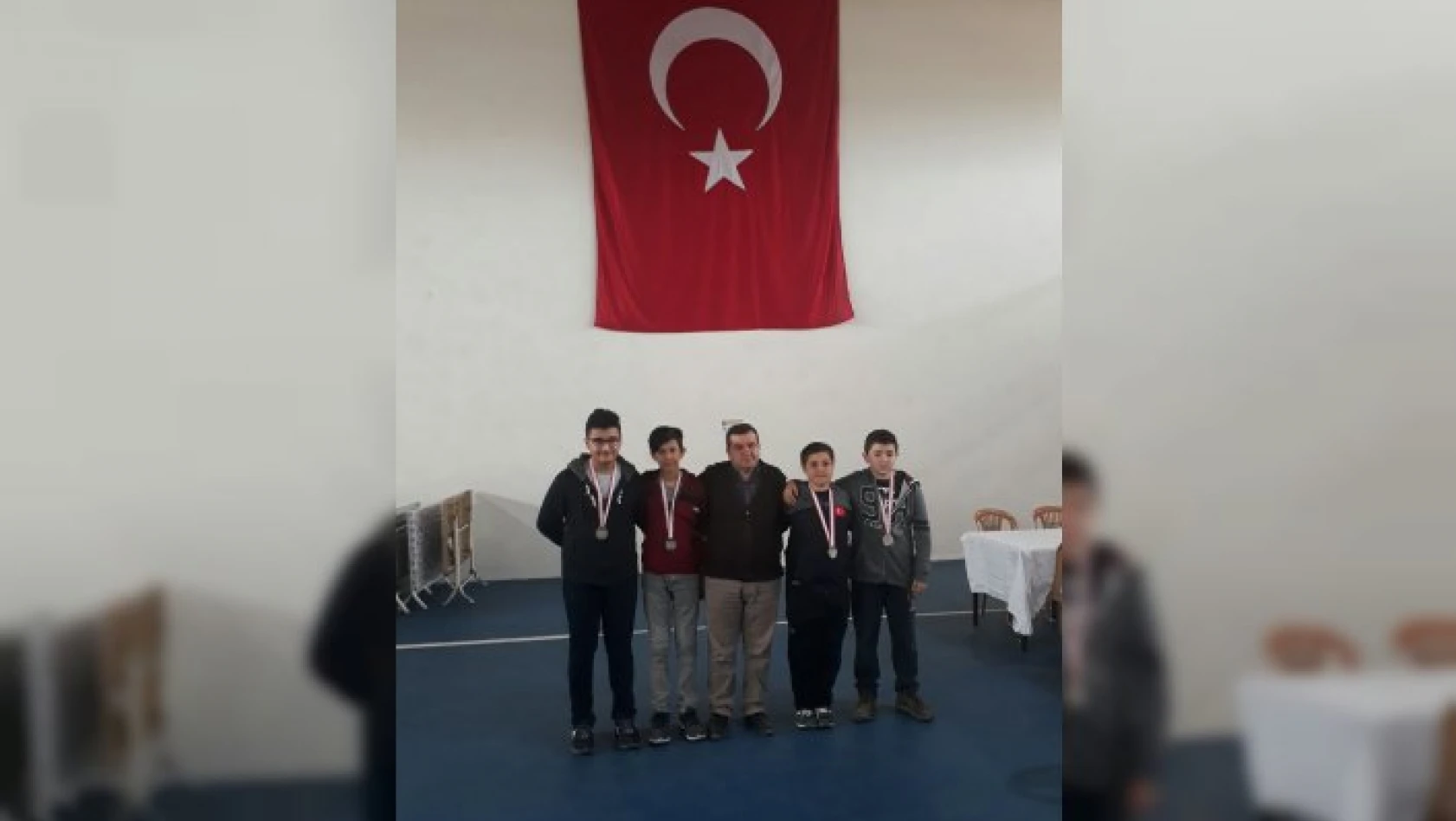 Merkez Ortaokulu satranç takımından Türkiye final vizesi